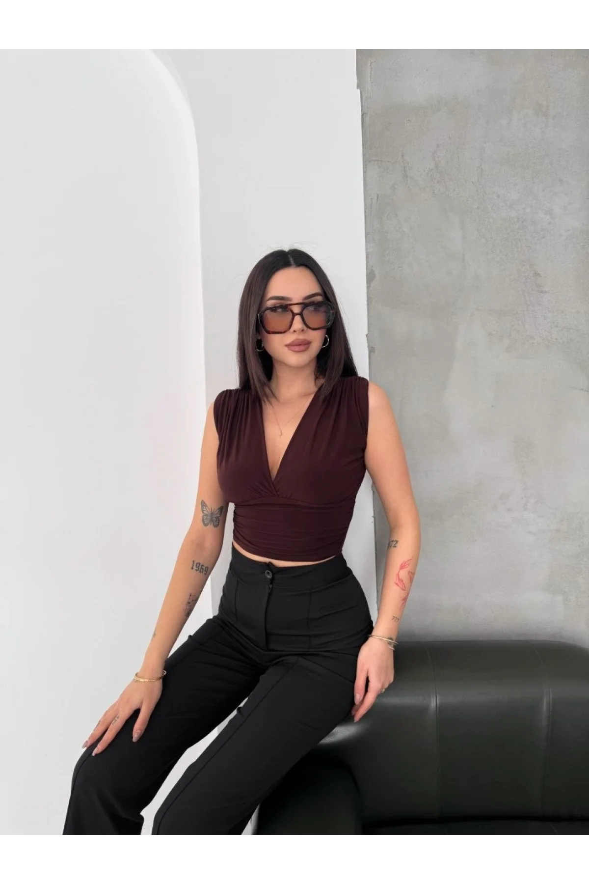 Kadın Vatkalı Kolsuz V Yaka Drapeli Crop Bluz Likralı Fit - Kahverengi