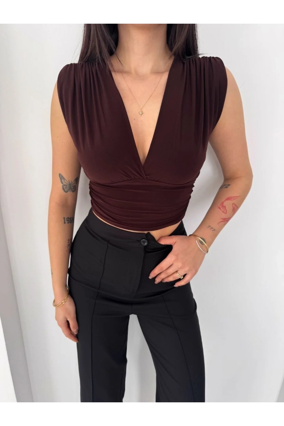 Kadın Vatkalı Kolsuz V Yaka Drapeli Crop Bluz Likralı Fit - Kahverengi