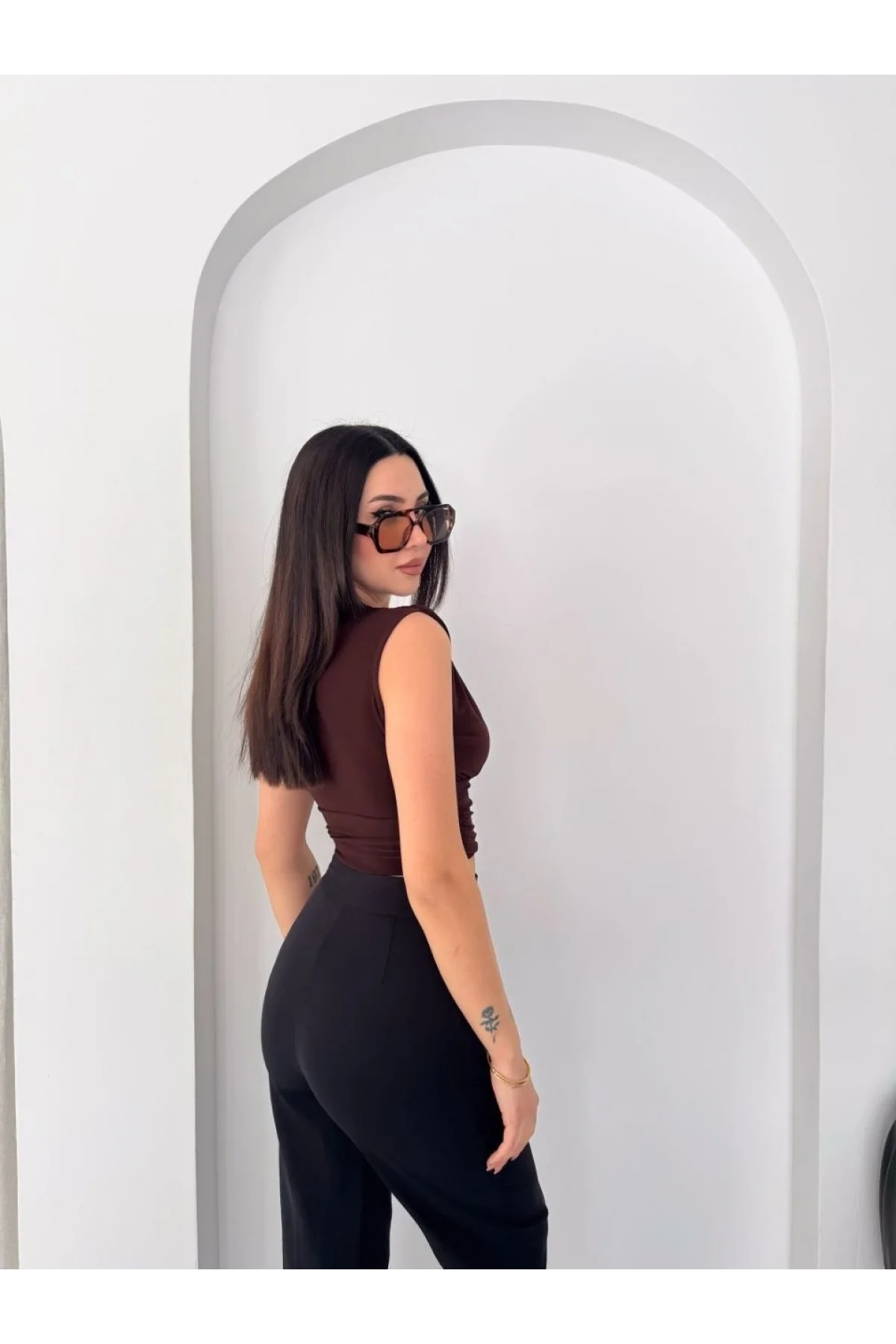 Kadın Vatkalı Kolsuz V Yaka Drapeli Crop Bluz Likralı Fit - Kahverengi