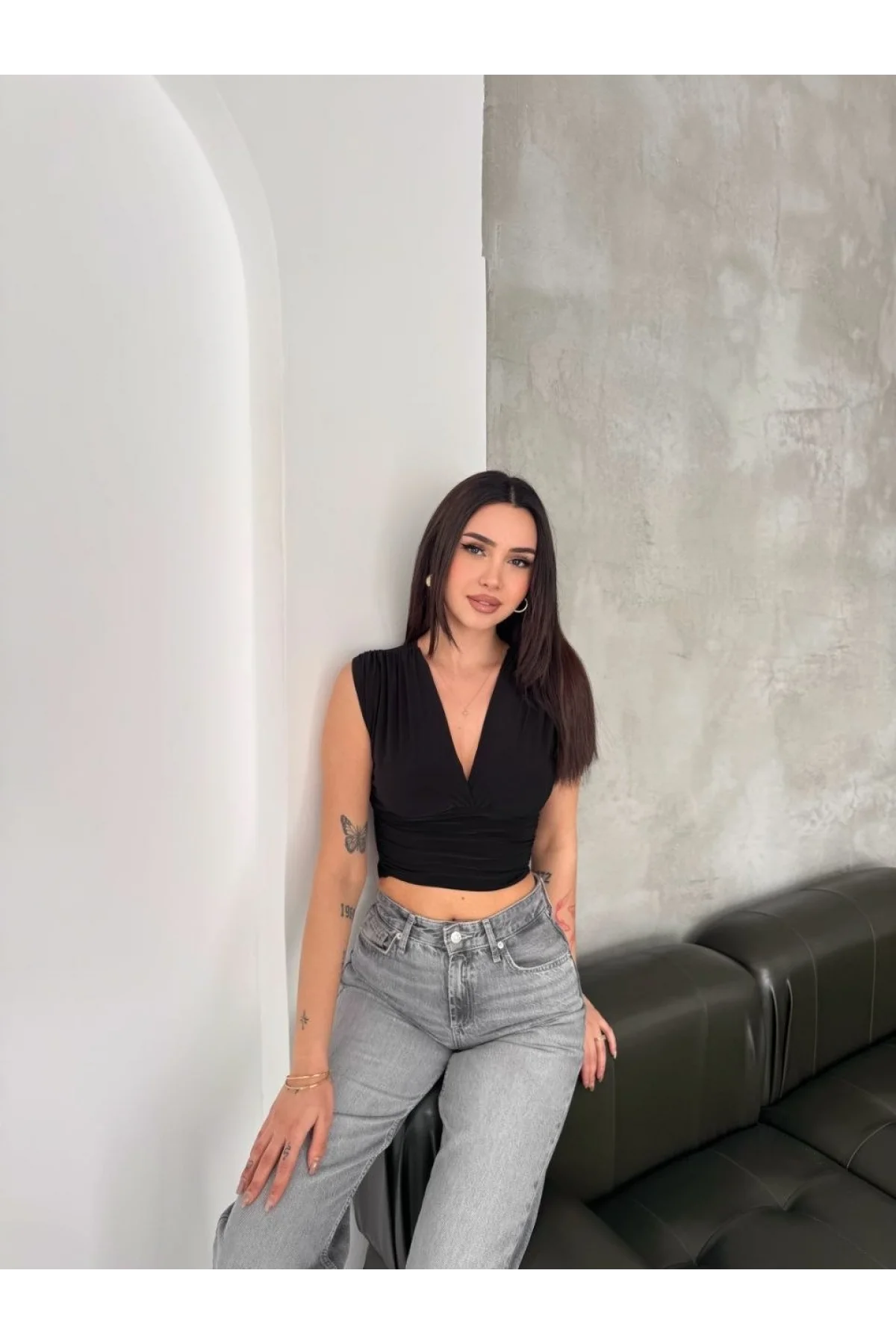 Kadın Vatkalı Kolsuz V Yaka Drapeli Crop Bluz Likralı Fit - Siyah