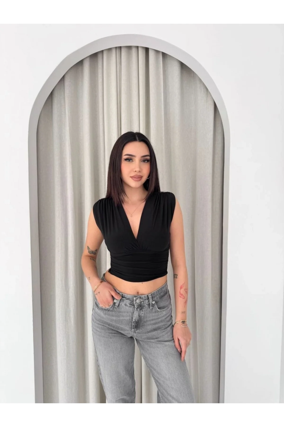 Kadın Vatkalı Kolsuz V Yaka Drapeli Crop Bluz Likralı Fit - Siyah