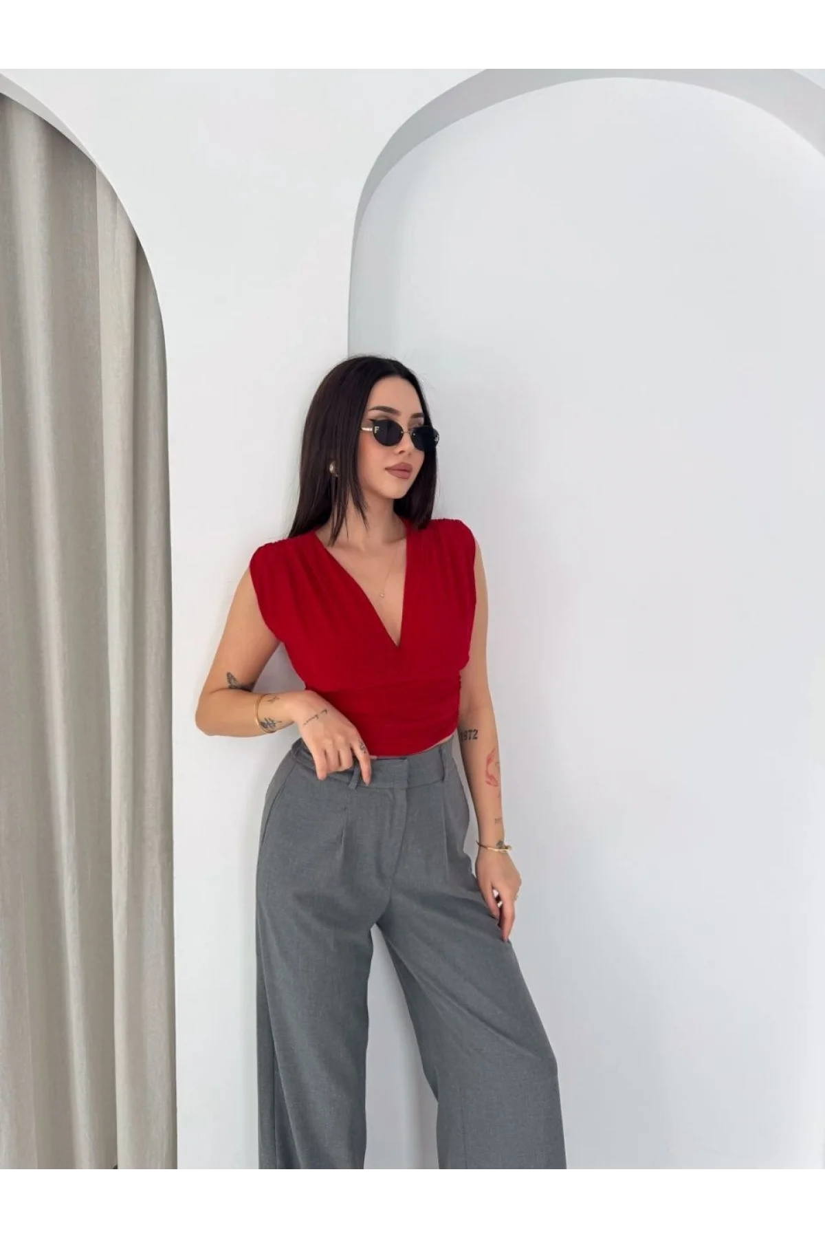 Kadın Vatkalı Kolsuz V Yaka Drapeli Crop Bluz Likralı Fit - Kırmızı