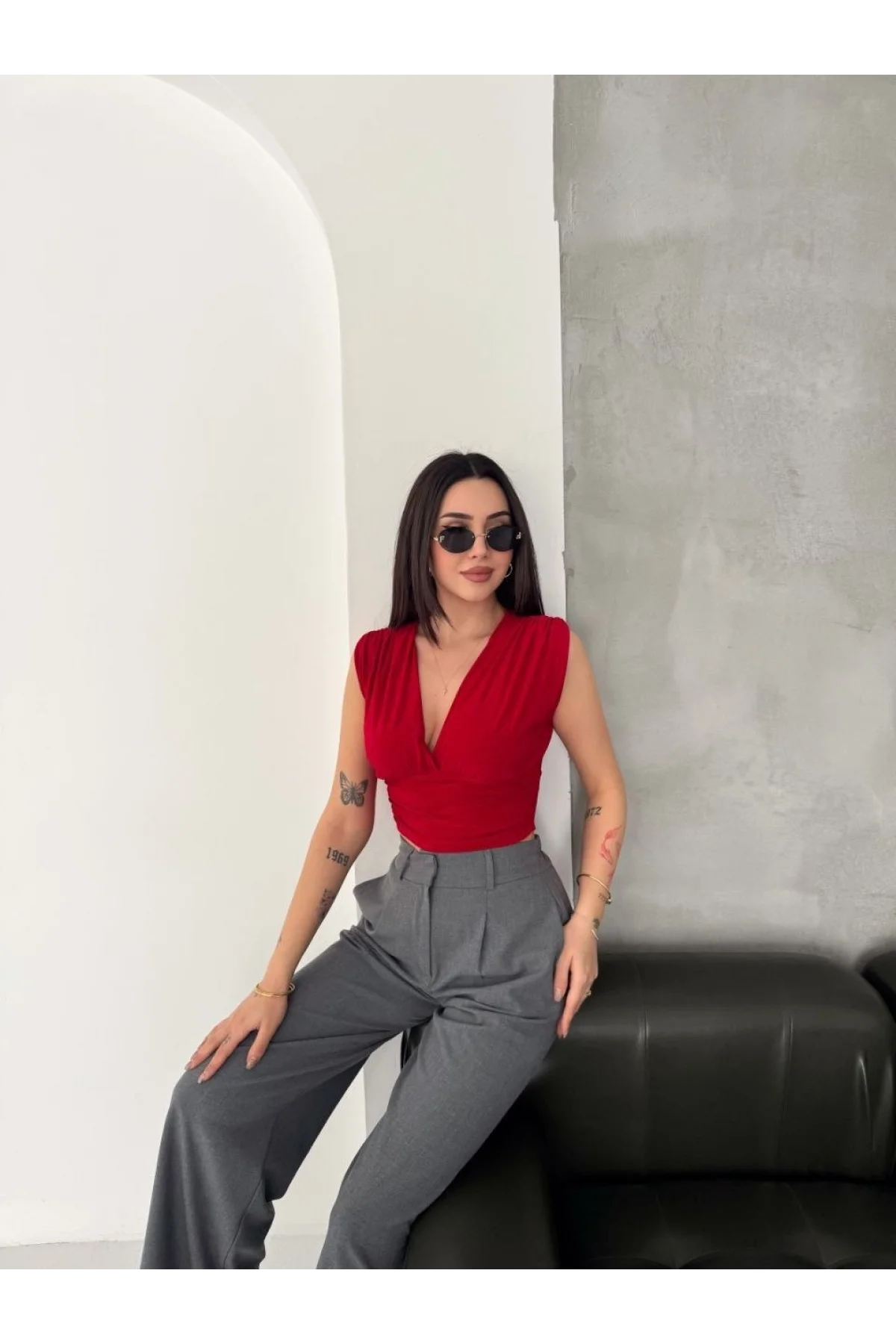 Kadın Vatkalı Kolsuz V Yaka Drapeli Crop Bluz Likralı Fit - Kırmızı