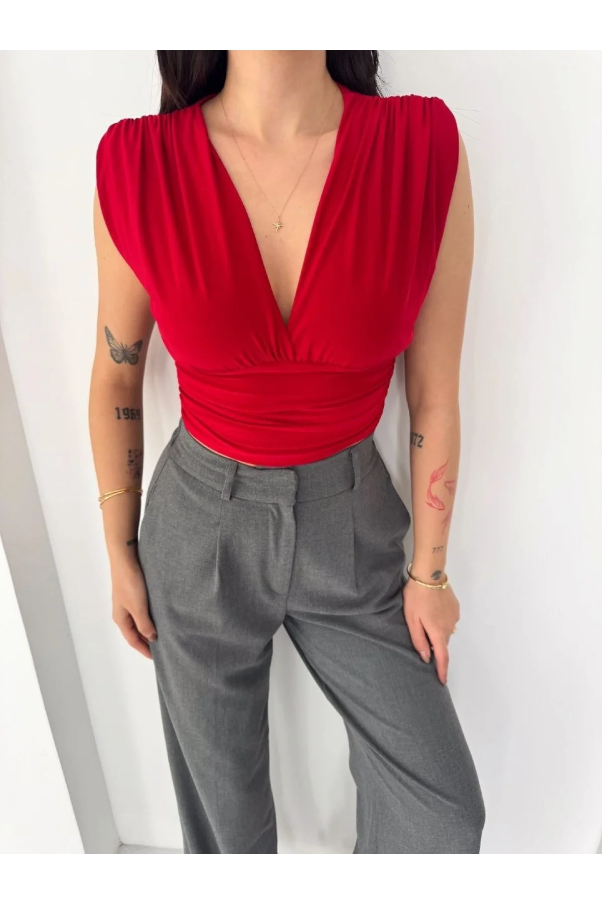 Kadın Vatkalı Kolsuz V Yaka Drapeli Crop Bluz Likralı Fit - Kırmızı