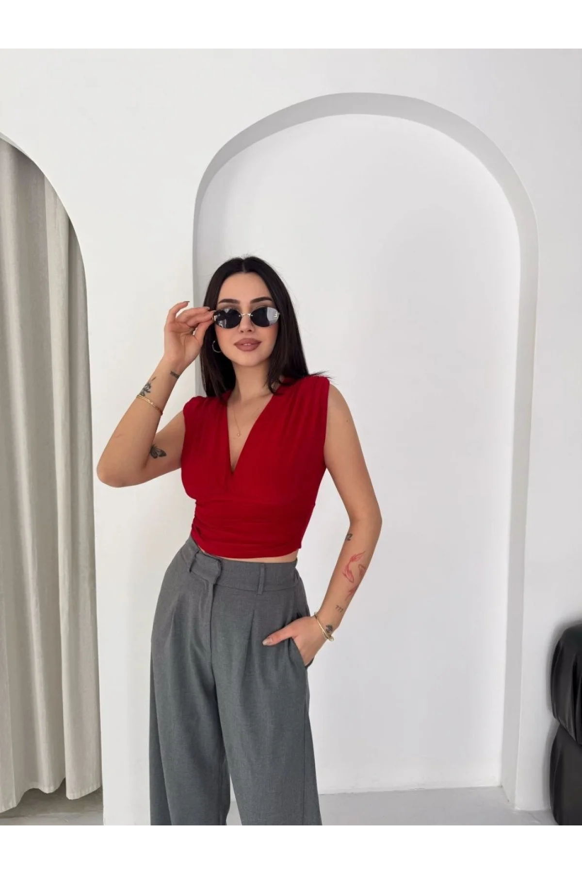 Kadın Vatkalı Kolsuz V Yaka Drapeli Crop Bluz Likralı Fit - Kırmızı