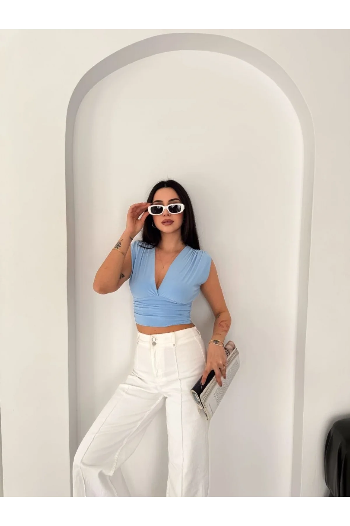 Kadın Vatkalı Kolsuz V Yaka Drapeli Crop Bluz Likralı Fit - Bebek Mavisi