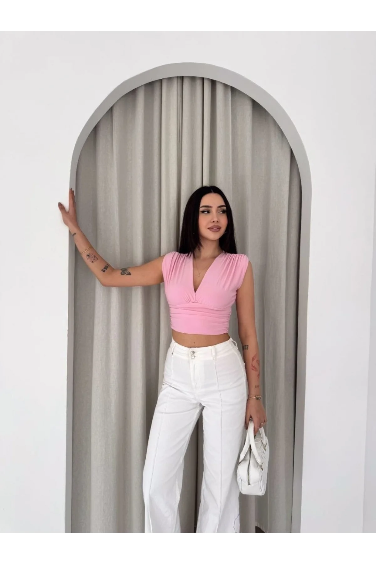 Kadın Vatkalı Kolsuz V Yaka Drapeli Crop Bluz Likralı Fit - Pembe