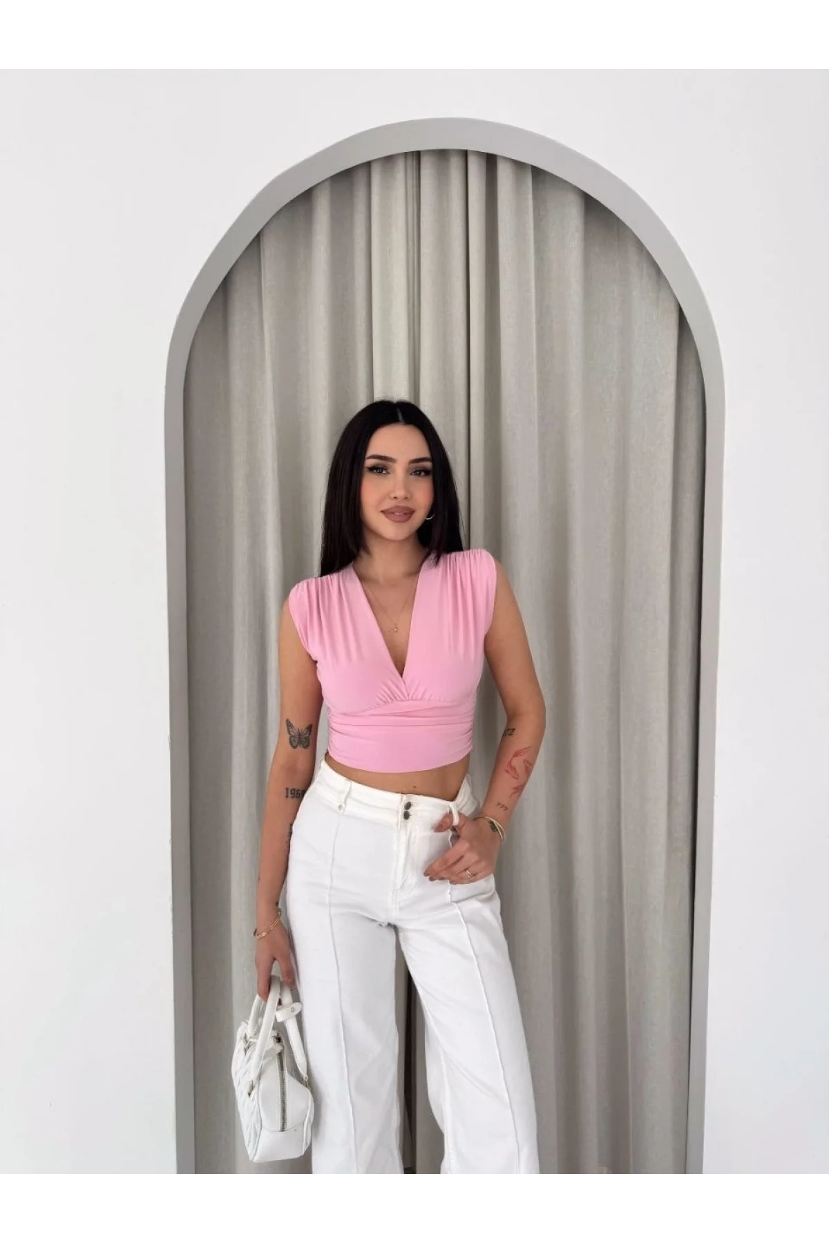 Kadın Vatkalı Kolsuz V Yaka Drapeli Crop Bluz Likralı Fit - Pembe