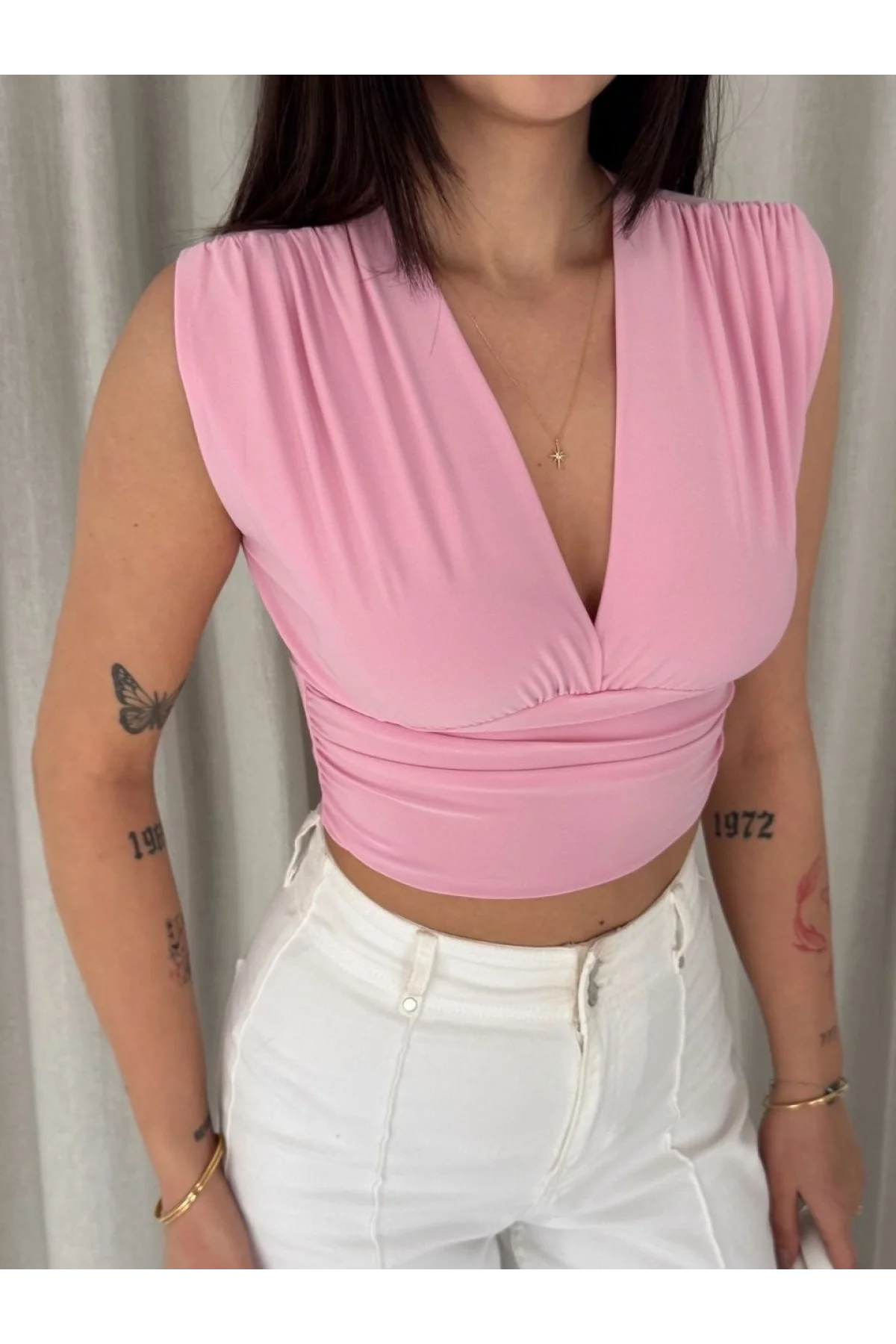 Kadın Vatkalı Kolsuz V Yaka Drapeli Crop Bluz Likralı Fit - Pembe