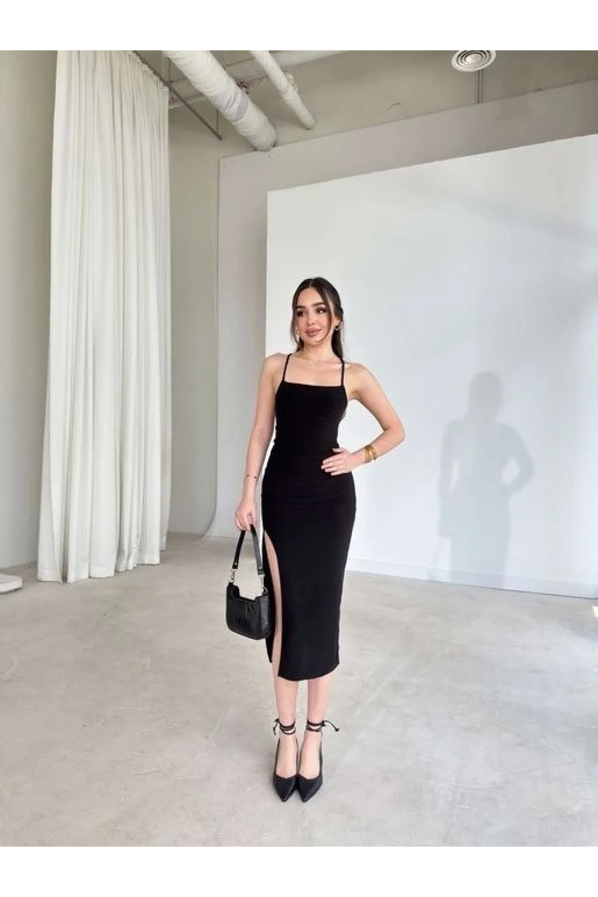 Kadın İp Askılı Sırt Dekolteli Bağlama Detaylı Yırtmaçlı Midi Elbise - Siyah