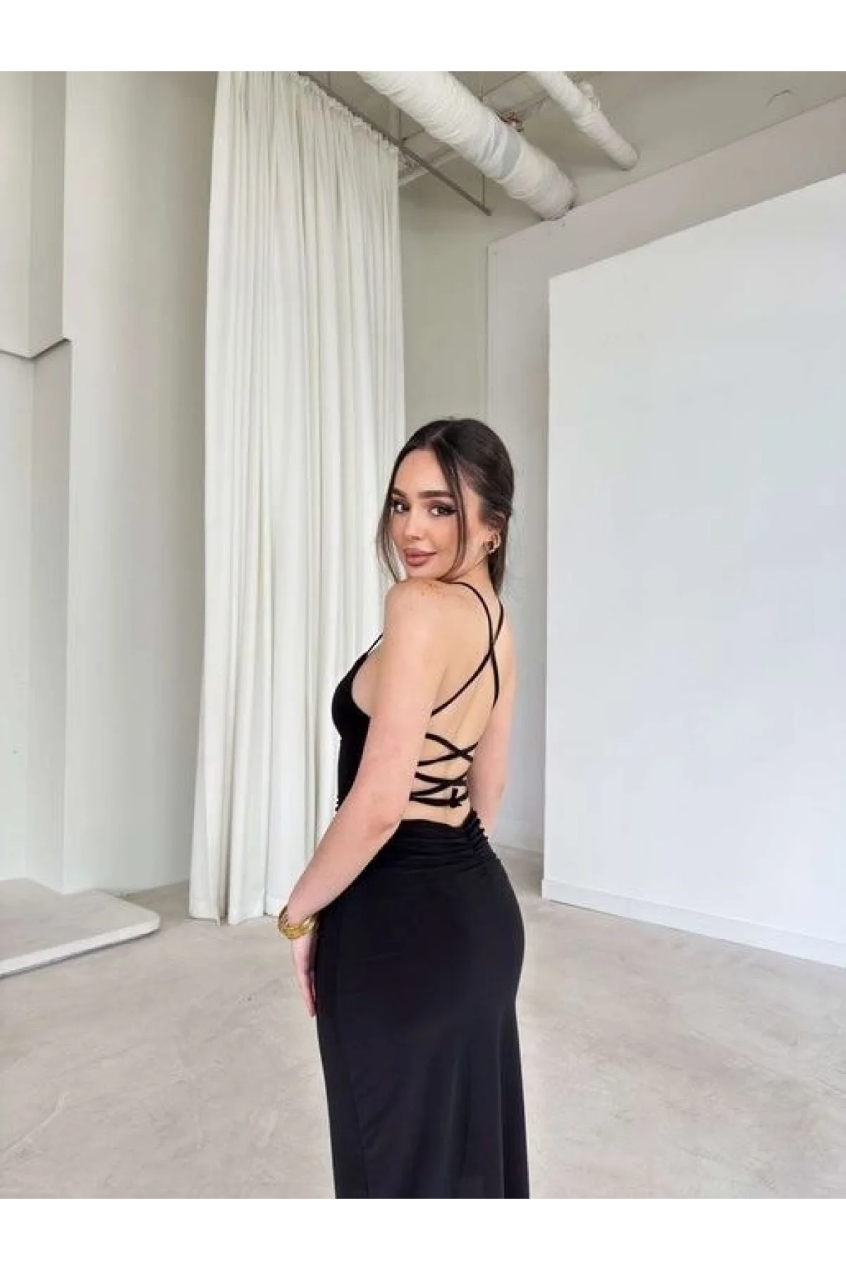 Kadın İp Askılı Sırt Dekolteli Bağlama Detaylı Yırtmaçlı Midi Elbise - Siyah