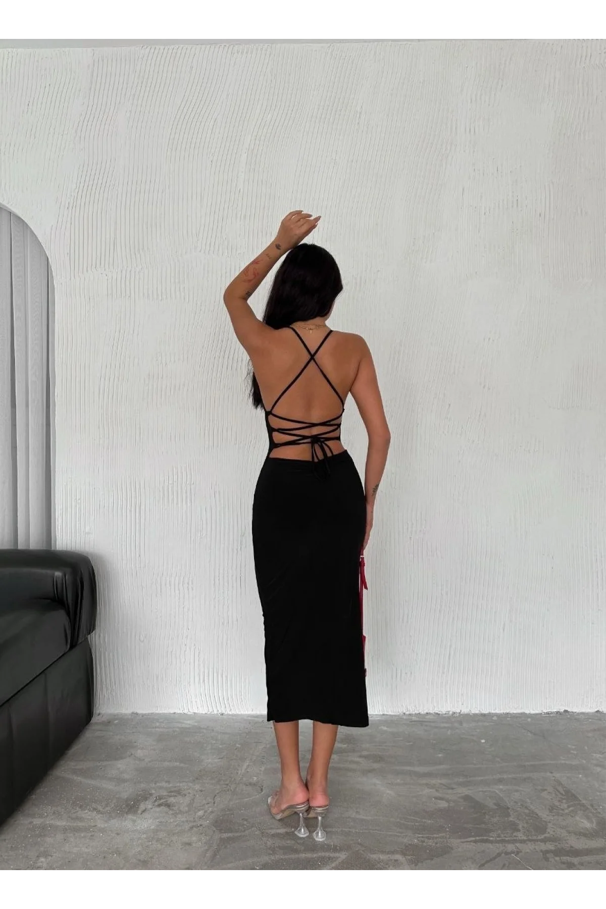 Kadın İp Askılı Sırt Dekolteli Bağlama Detaylı Yırtmaçlı Midi Elbise - Siyah