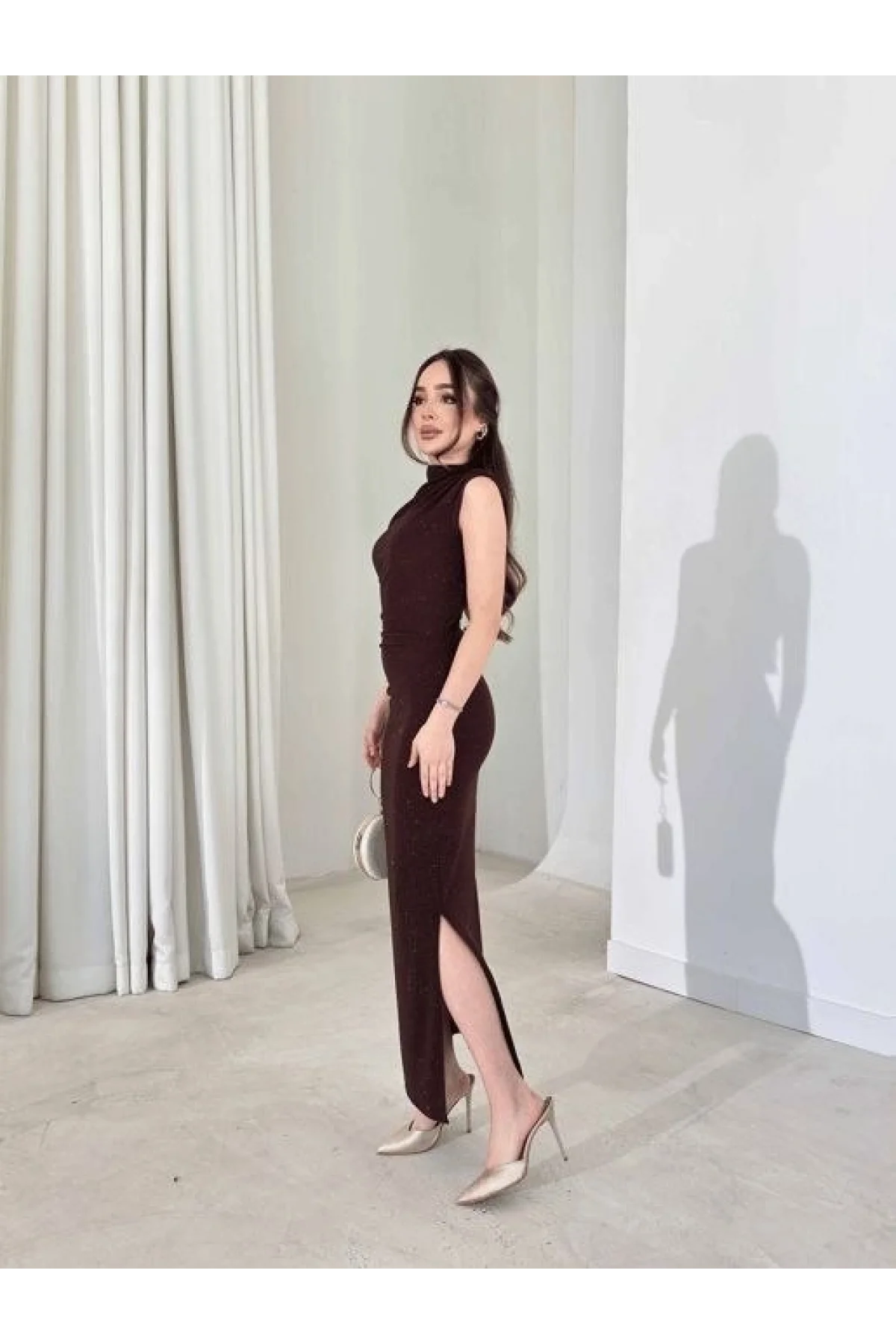 Kadın Likralı Simli Kumaş Yandan Yırtmaçlı Uzun Elbise Şık Kolsuz Abiye - Kahverengi