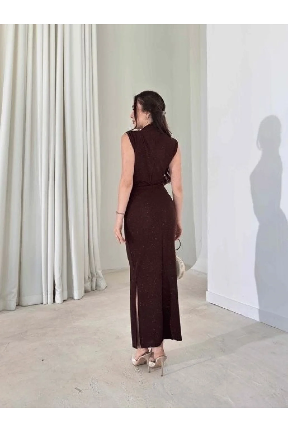 Kadın Likralı Simli Kumaş Yandan Yırtmaçlı Uzun Elbise Şık Kolsuz Abiye - Kahverengi