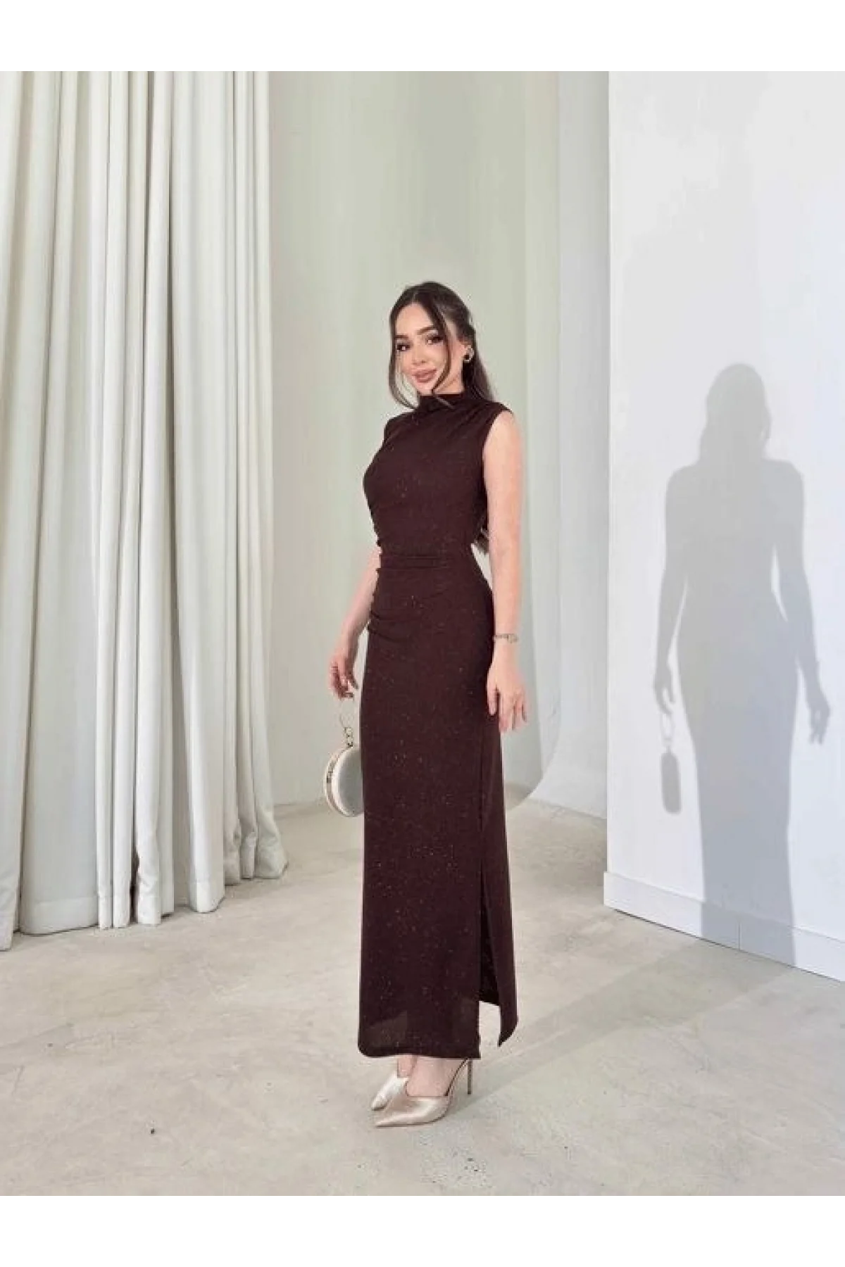 Kadın Likralı Simli Kumaş Yandan Yırtmaçlı Uzun Elbise Şık Kolsuz Abiye - Kahverengi