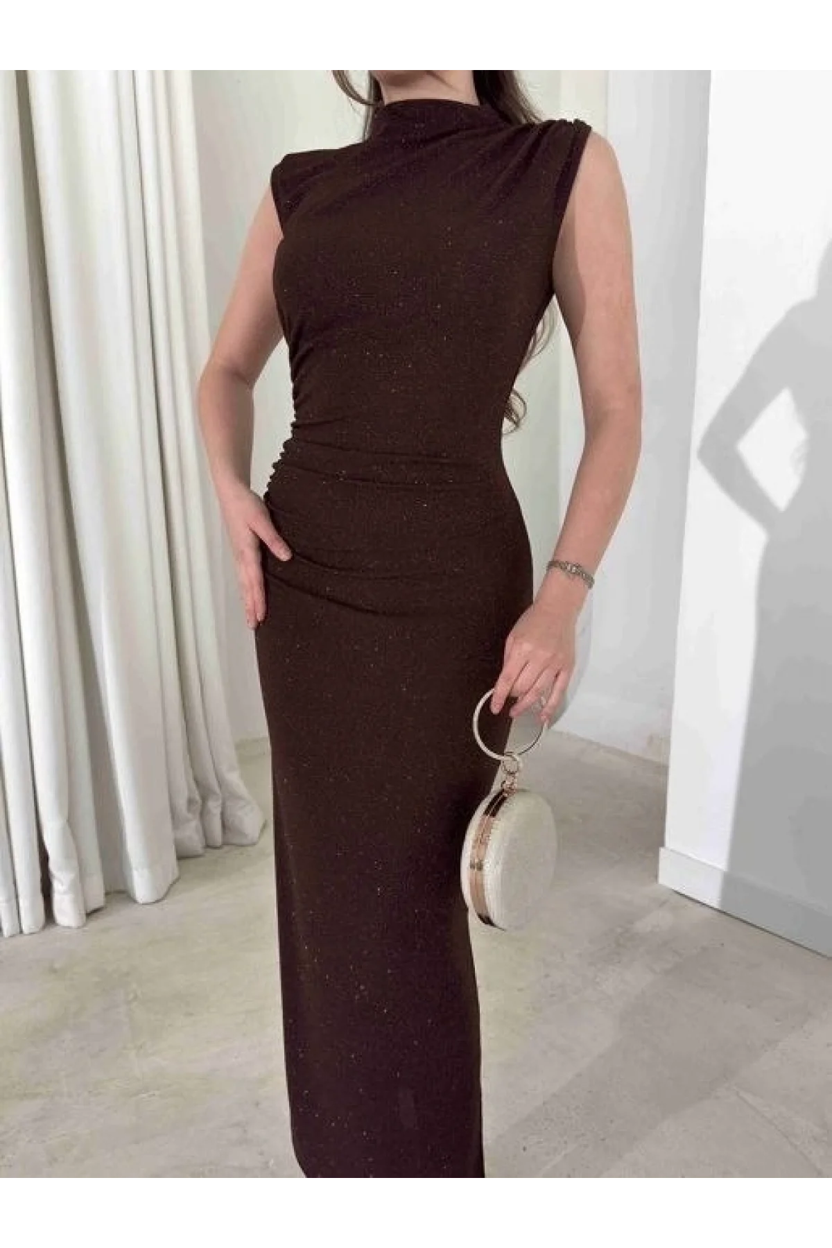 Kadın Likralı Simli Kumaş Yandan Yırtmaçlı Uzun Elbise Şık Kolsuz Abiye - Kahverengi