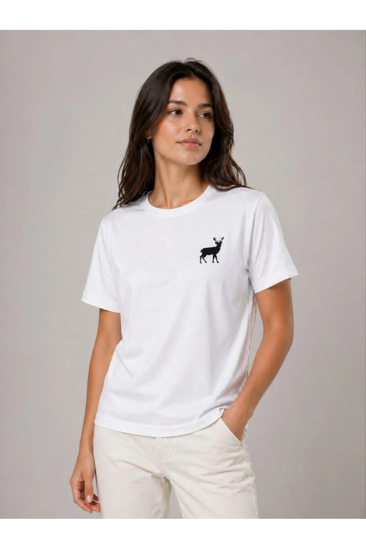 Kadın Minimal Geyik Logolu Tişört Bisiklet Yaka Kısa kol Yazlık T-Shirt - Beyaz