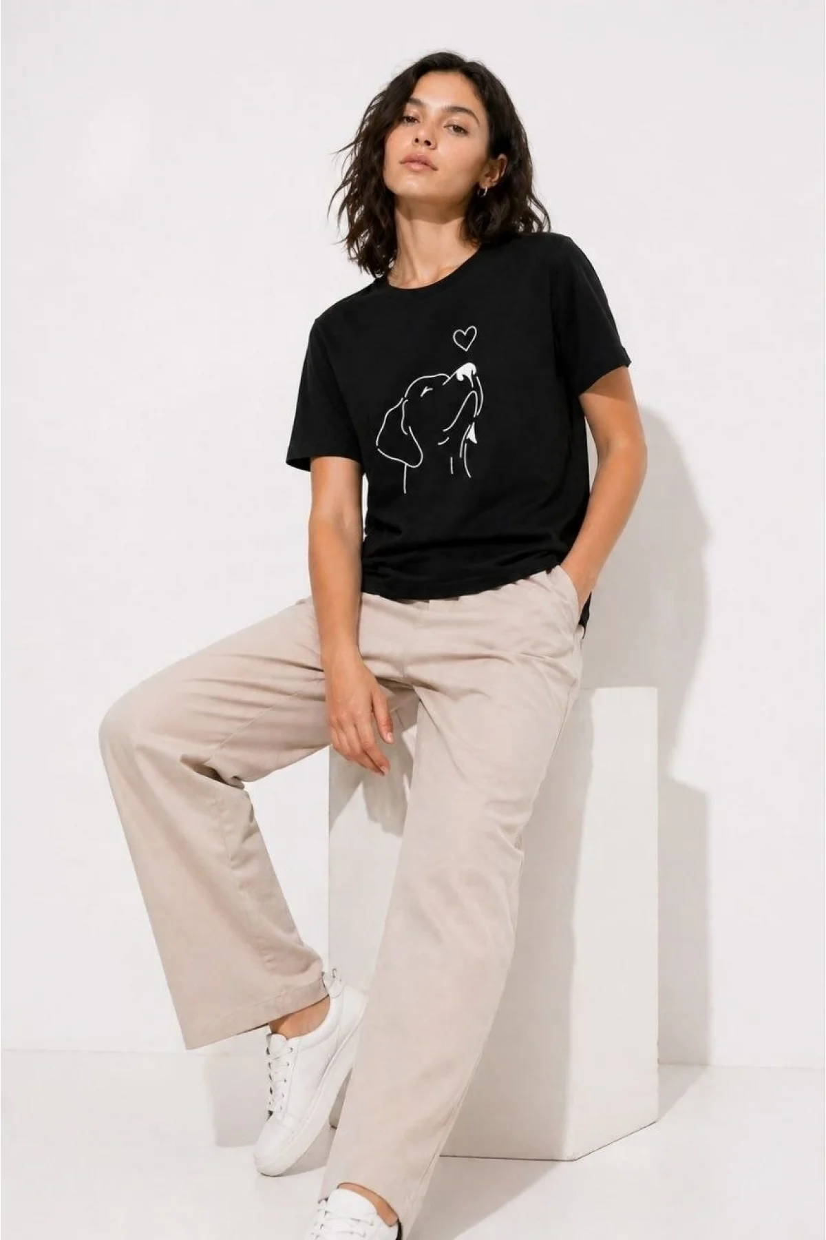 Kadın Köpek Figürlü Minimal Baskılı Tişört Kısa Kol Yazlık T-Shirt - Siyah