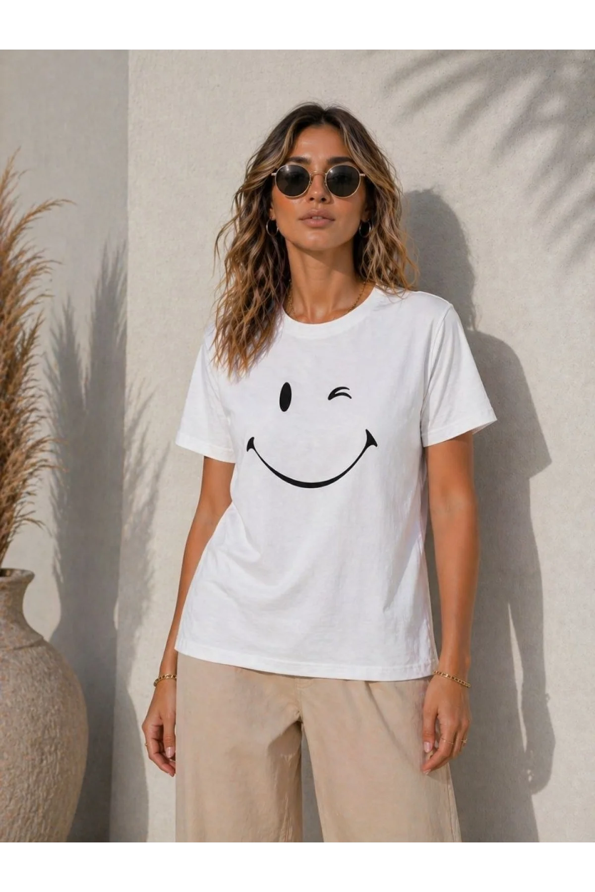 Kadın Minimal Gülümseyen Yüz Baskılı Tişört Kısa Kol Yazlık T-Shirt - Beyaz