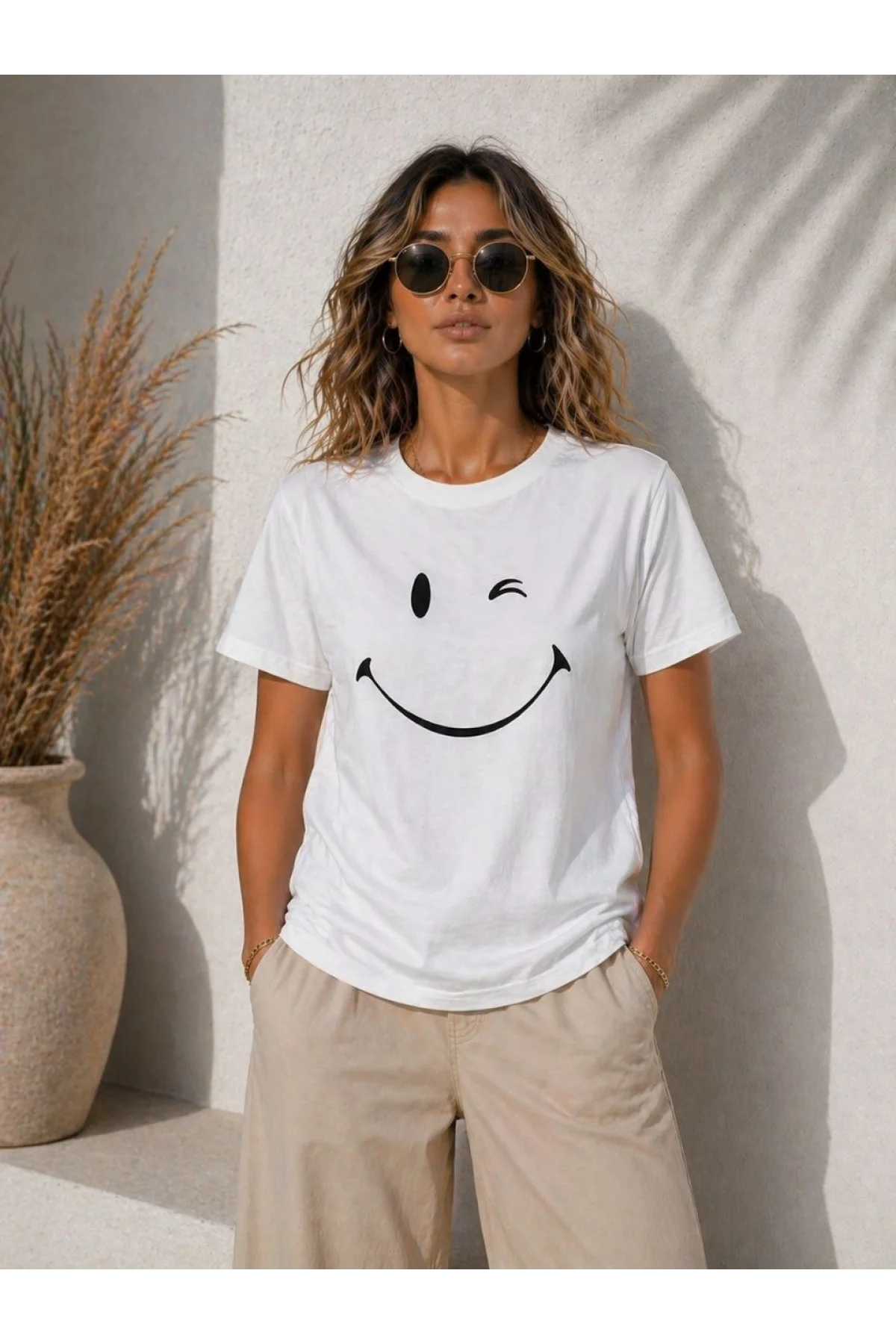 Kadın Minimal Gülümseyen Yüz Baskılı Tişört Kısa Kol Yazlık T-Shirt - Beyaz