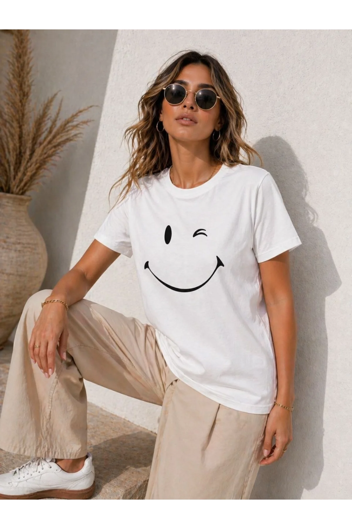 Kadın Minimal Gülümseyen Yüz Baskılı Tişört Kısa Kol Yazlık T-Shirt - Beyaz
