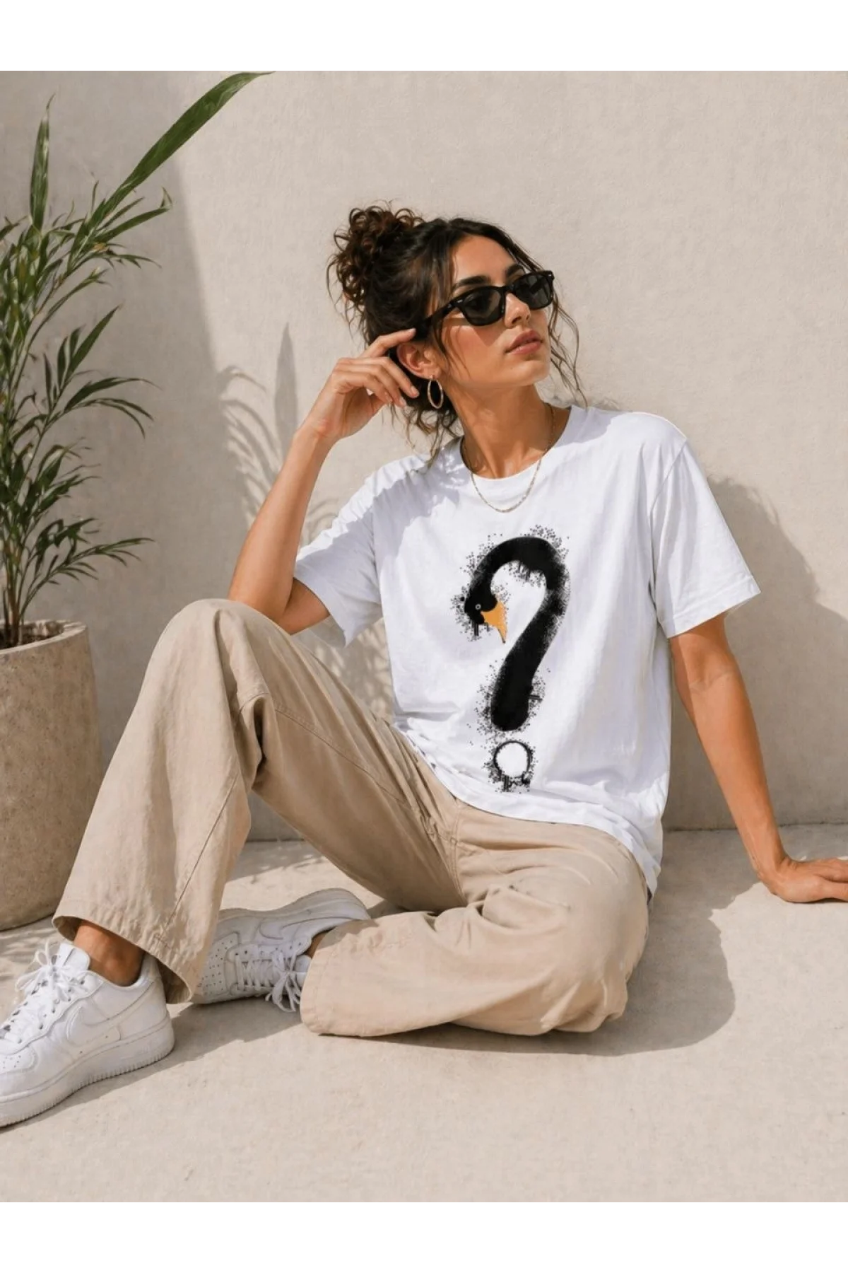 Kadın Kuğu Figürlü Soru İşareti Baskılı Tişört Kısa Kol T-Shirt - Beyaz