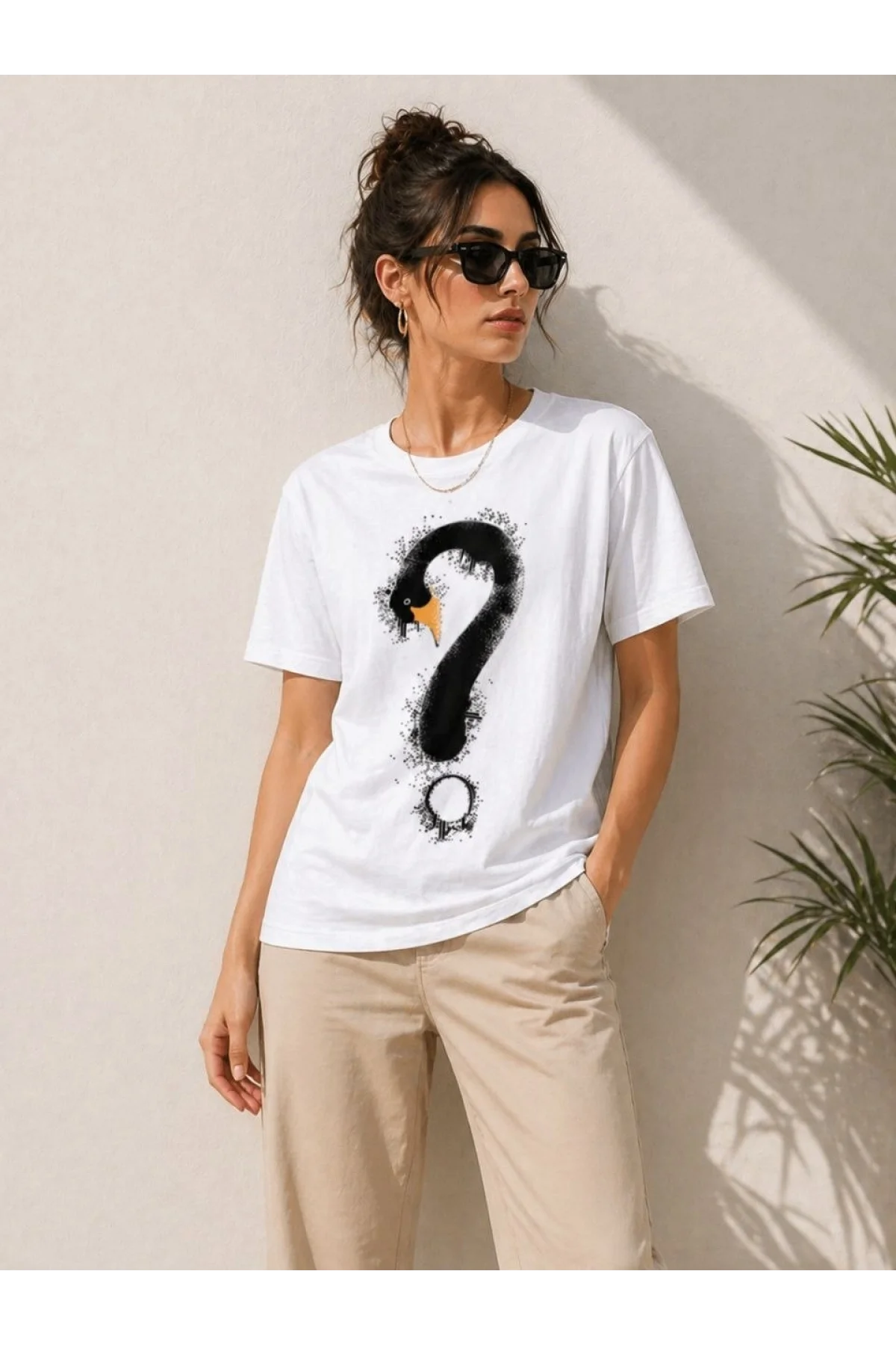 Kadın Kuğu Figürlü Soru İşareti Baskılı Tişört Kısa Kol T-Shirt - Beyaz