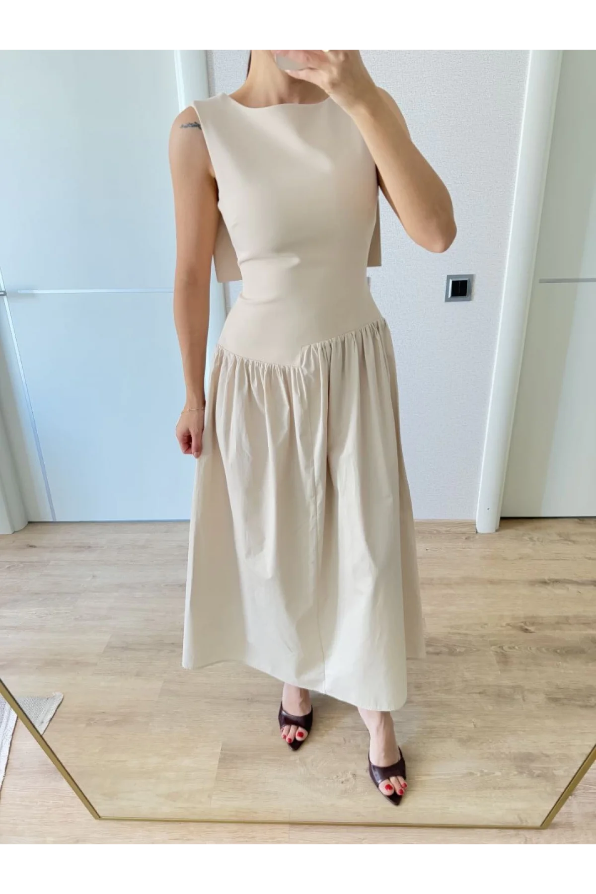 Krep Arkası Kanat Arka Ön Pens Detaylı Uzun Kadın Elbise - Bej