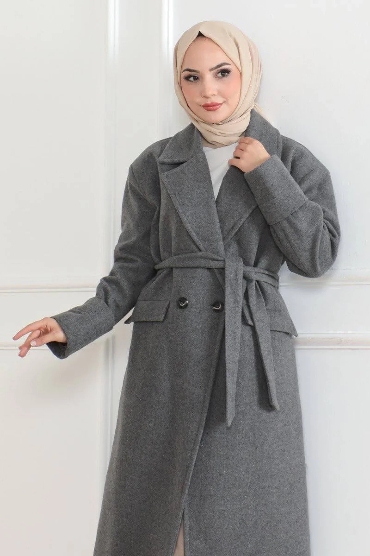 Kadın Kaşe Kaban – Uzun Boy Kruvaze Yaka Kuşaklı Tesettür Kaşe Kışlık Kaban, Astarlı Şık Yünlü Dokuma Oversize Rahat Kalıp Cepli Düğmeli Modern Kap Modeli - Gri