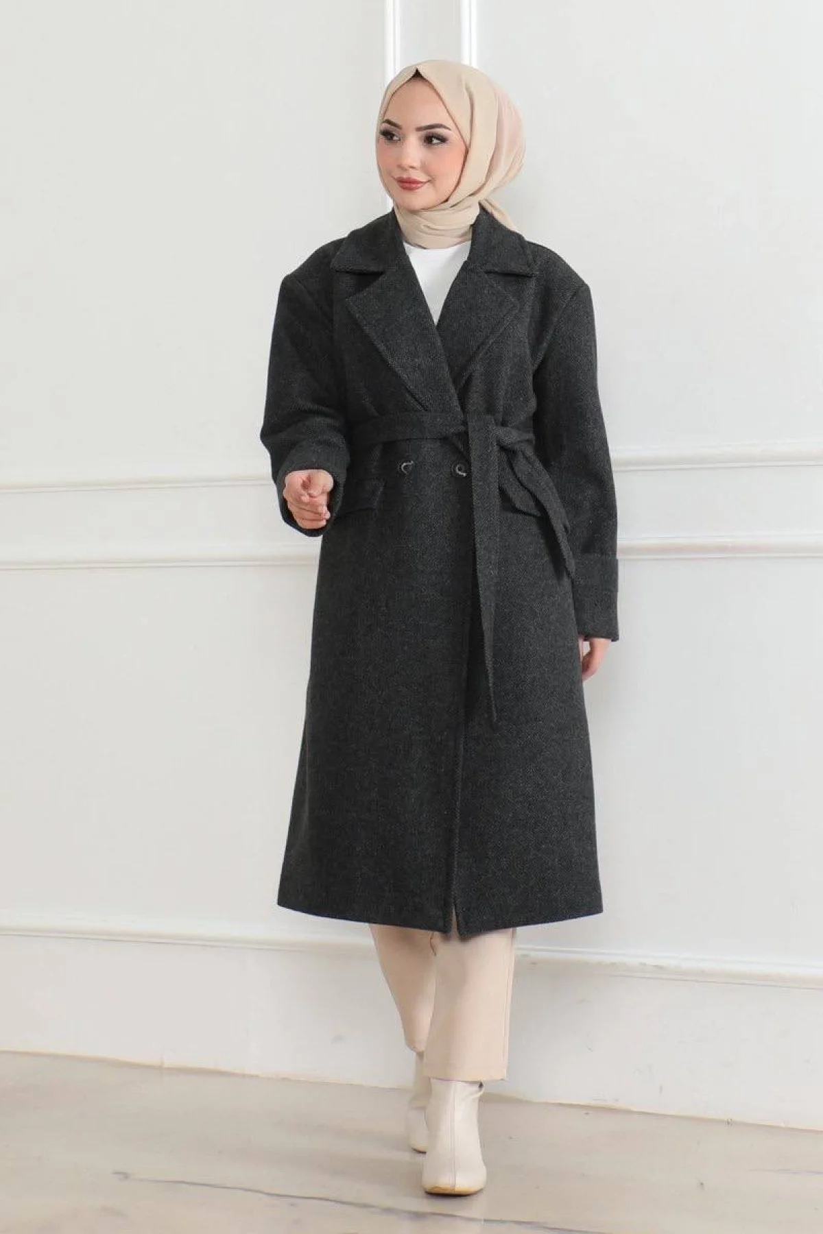 Kadın Kaşe Kaban – Uzun Boy 115 cm Kruvaze Yaka Kuşaklı Astarlı Kışlık Tesettür Kaban, Yünlü Dokuma Kaşmir Kumaş, Cepli Oversize Rahat Kalıp Şık Modern Kaban Mont Modeli (Günlük ve Özel Gün Kombinlerine Uygun) - Siyah