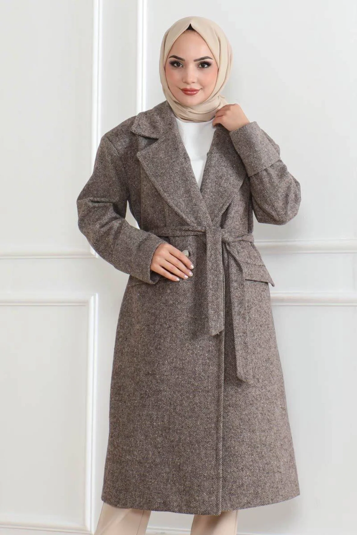 Kadın Kaşe Kaban – Uzun Boy Kruvaze Yaka Kuşaklı Tesettür Kaşe Kışlık Kaban, Astarlı Şık Yünlü Dokuma Oversize Rahat Kalıp Cepli Düğmeli Modern Kap Modeli - Vizon