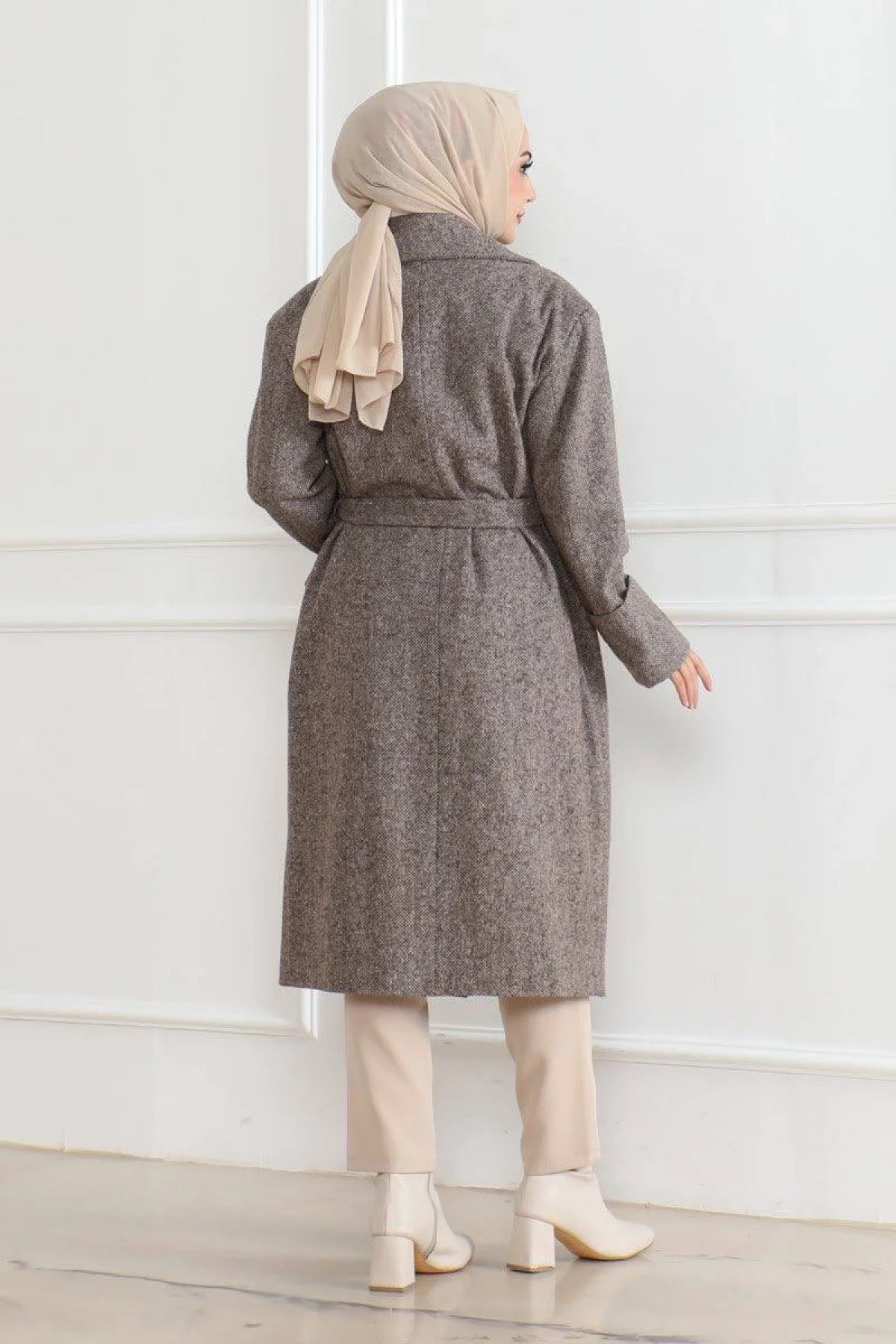 Kadın Kaşe Kaban – Uzun Boy Kruvaze Yaka Kuşaklı Tesettür Kaşe Kışlık Kaban, Astarlı Şık Yünlü Dokuma Oversize Rahat Kalıp Cepli Düğmeli Modern Kap Modeli - Vizon