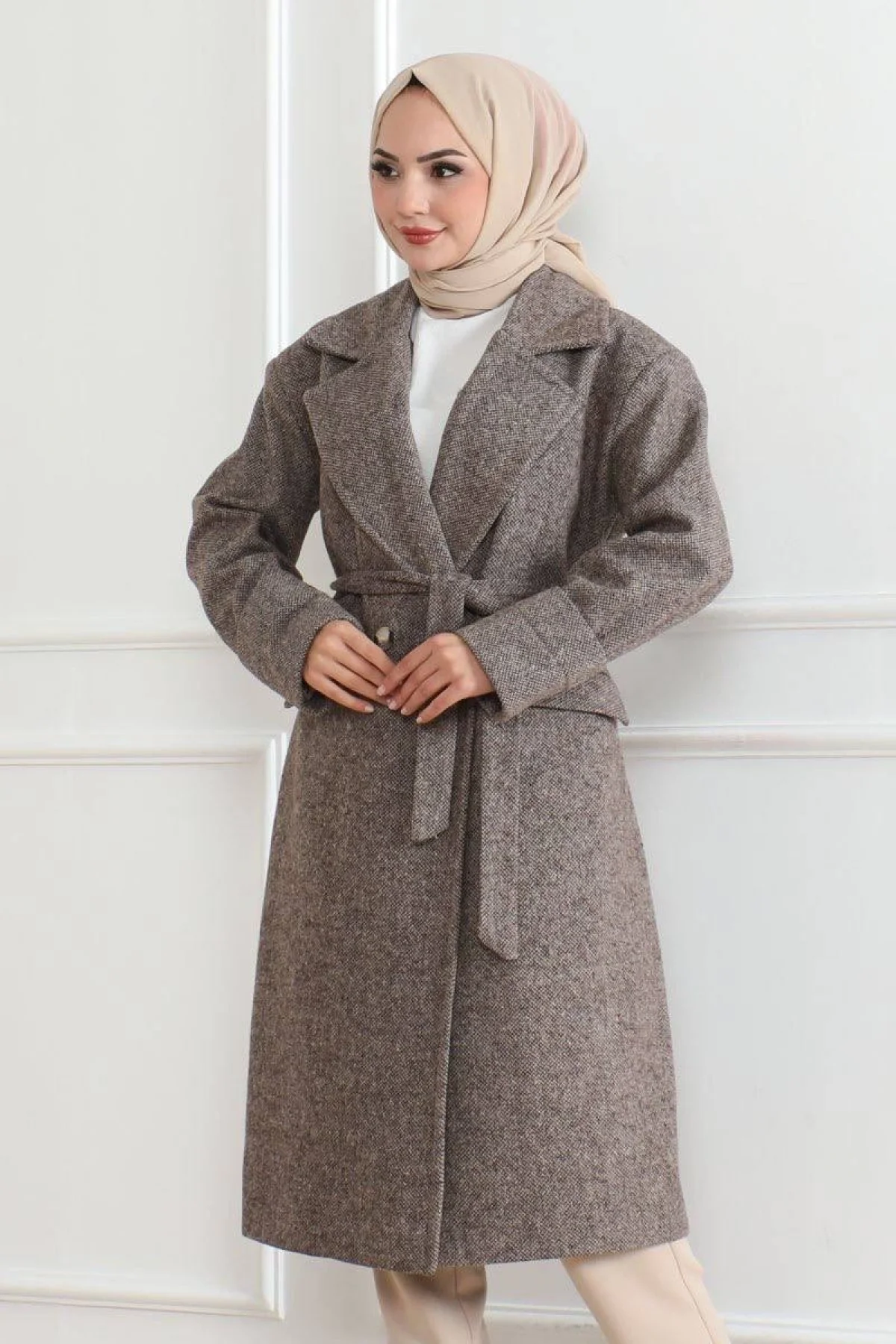 Kadın Kaşe Kaban – Uzun Boy Kruvaze Yaka Kuşaklı Tesettür Kaşe Kışlık Kaban, Astarlı Şık Yünlü Dokuma Oversize Rahat Kalıp Cepli Düğmeli Modern Kap Modeli - Vizon