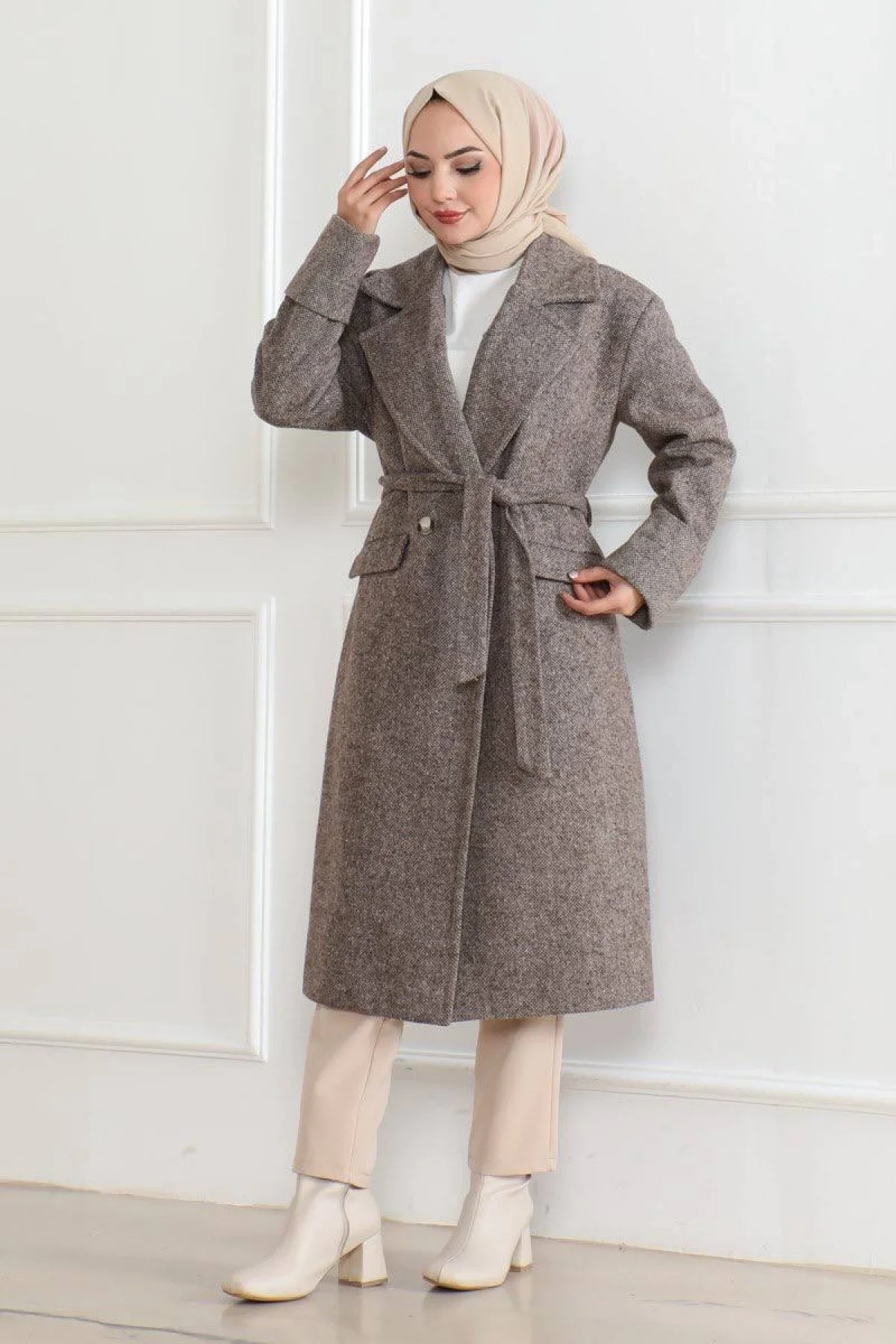 Kadın Kaşe Kaban – Uzun Boy Kruvaze Yaka Kuşaklı Tesettür Kaşe Kışlık Kaban, Astarlı Şık Yünlü Dokuma Oversize Rahat Kalıp Cepli Düğmeli Modern Kap Modeli - Vizon