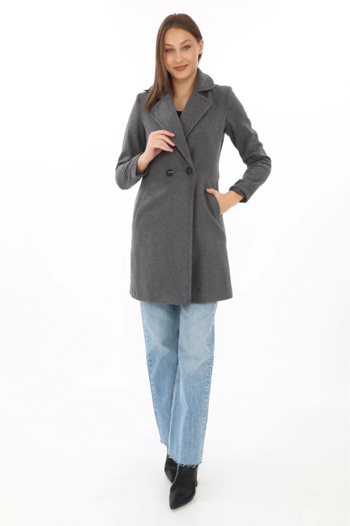 Kadın Kaşe Kaban – Siyah Yünlü Dokuma, Kruvaze Yaka, Astarlı, Cepli, Kuşaklı Uzun Boy Tesettür Uyumlu Kışlık Şık Kaban - Füme