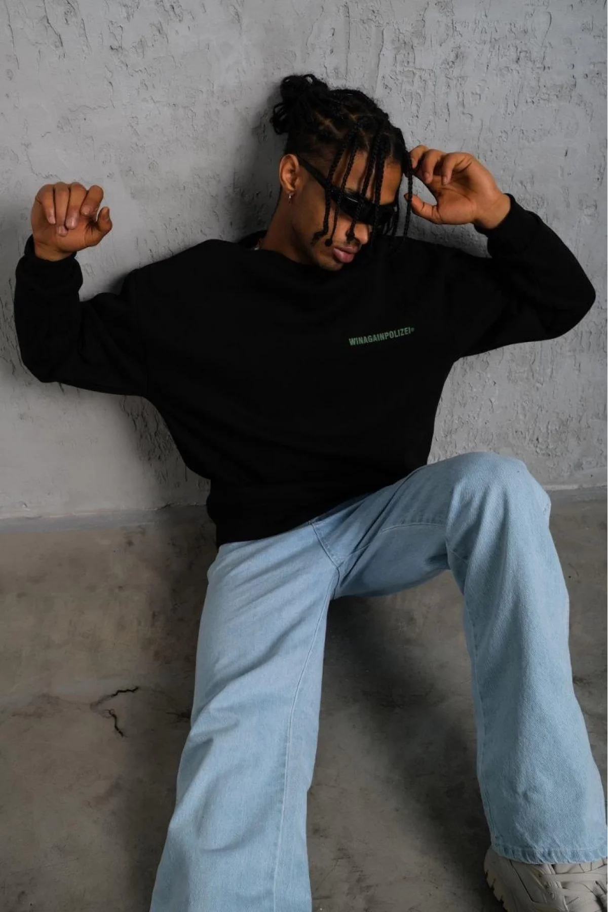 Erkek Oversize Sweatshirt – Siyah Renk | Ön ve Sırt Baskılı, Üç İplik İçi Pamuklu Kumaş, Rahat Kalıp, Ribanalı Kışlık Sweat | Winagain Polizei Serisi - Siyah