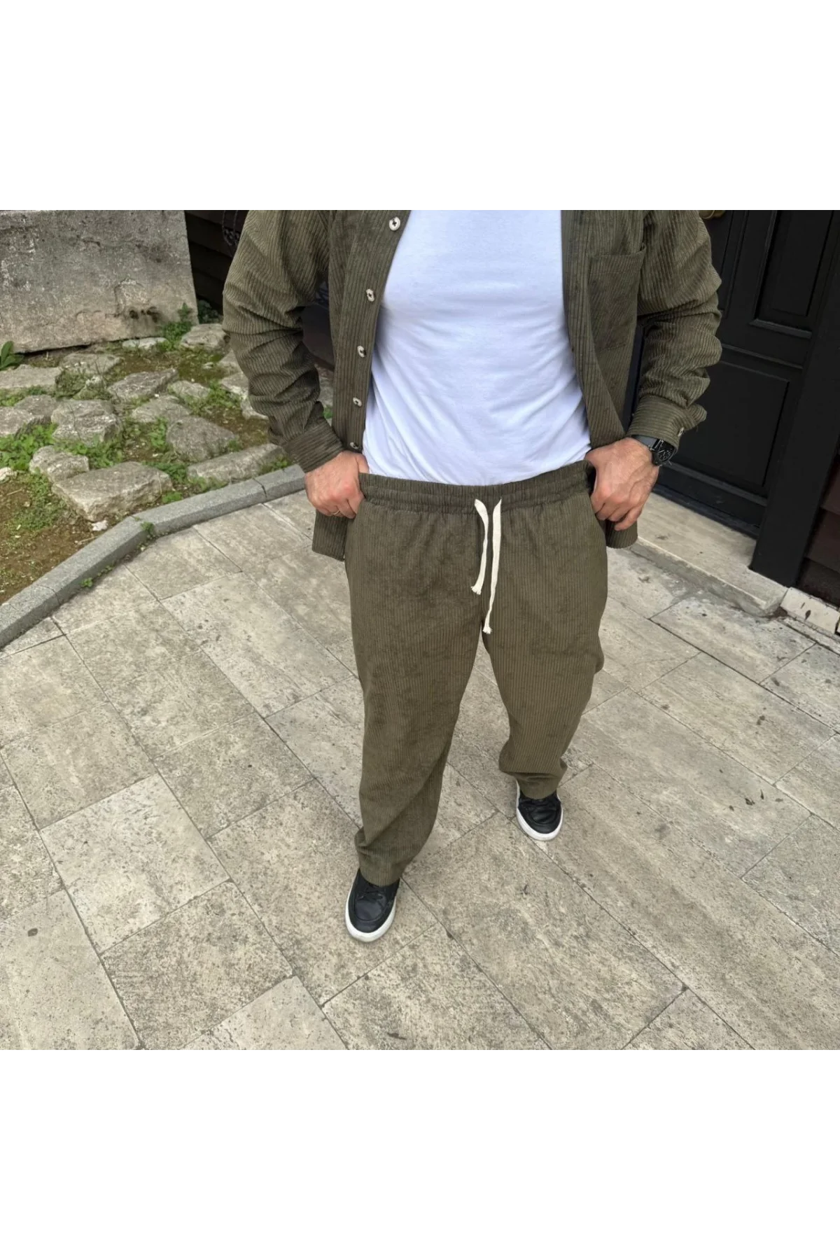 Erkek Kadife Oversize Takım – Gömlek ve Pantolon İkili Set Füme Corduroy Şıklığı, Rahat ve Zarif Duruş Yumuşak Dokulu Kadife Kumaş, Düğmeli Gömlek Üst ve Lastikli Pantolon Alt Parça ile Gün Boyu Konfor- Haki