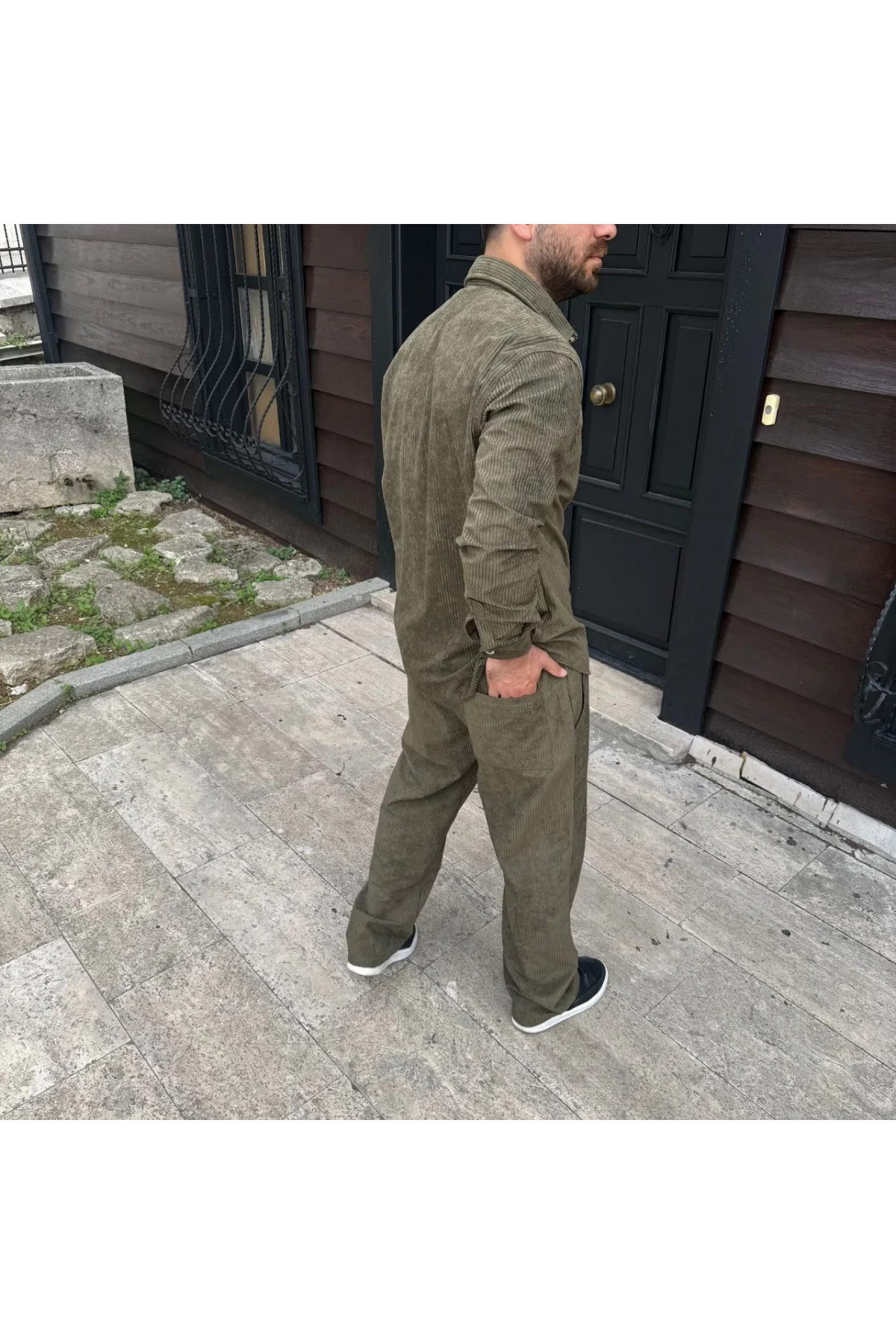 Erkek Kadife Oversize Takım – Gömlek ve Pantolon İkili Set Füme Corduroy Şıklığı, Rahat ve Zarif Duruş Yumuşak Dokulu Kadife Kumaş, Düğmeli Gömlek Üst ve Lastikli Pantolon Alt Parça ile Gün Boyu Konfor- Haki