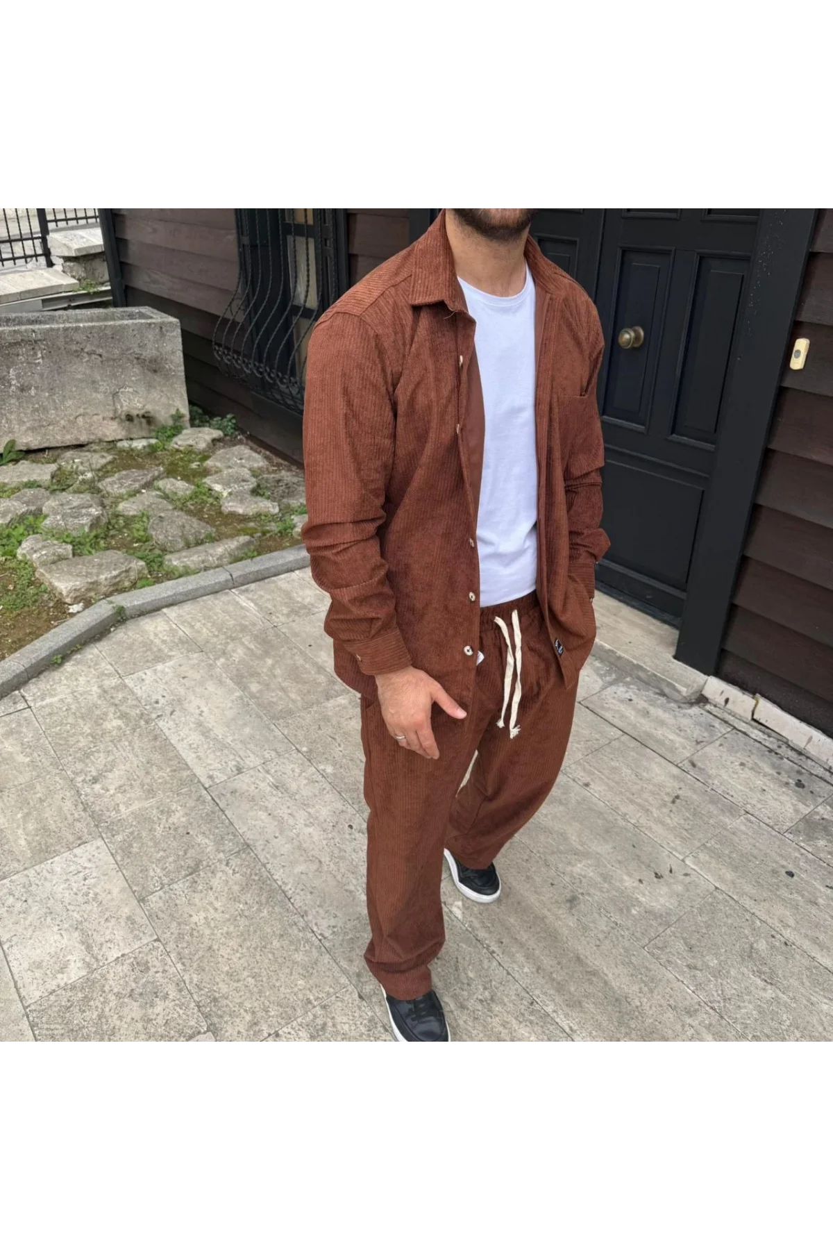 Erkek Kadife Oversize Takım – Gömlek ve Pantolon İkili Set Füme Corduroy Şıklığı, Rahat ve Zarif Duruş Yumuşak Dokulu Kadife Kumaş, Düğmeli Gömlek Üst ve Lastikli Pantolon Alt Parça ile Gün Boyu Konfor- Kiremit