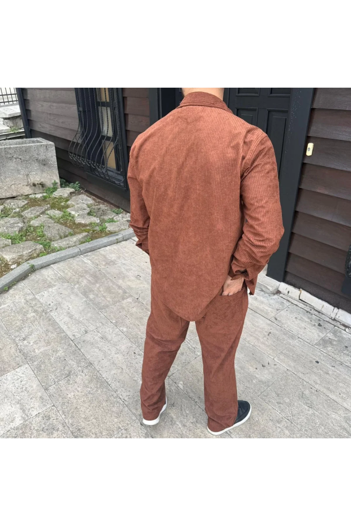 Erkek Kadife Oversize Takım – Gömlek ve Pantolon İkili Set Füme Corduroy Şıklığı, Rahat ve Zarif Duruş Yumuşak Dokulu Kadife Kumaş, Düğmeli Gömlek Üst ve Lastikli Pantolon Alt Parça ile Gün Boyu Konfor- Kiremit
