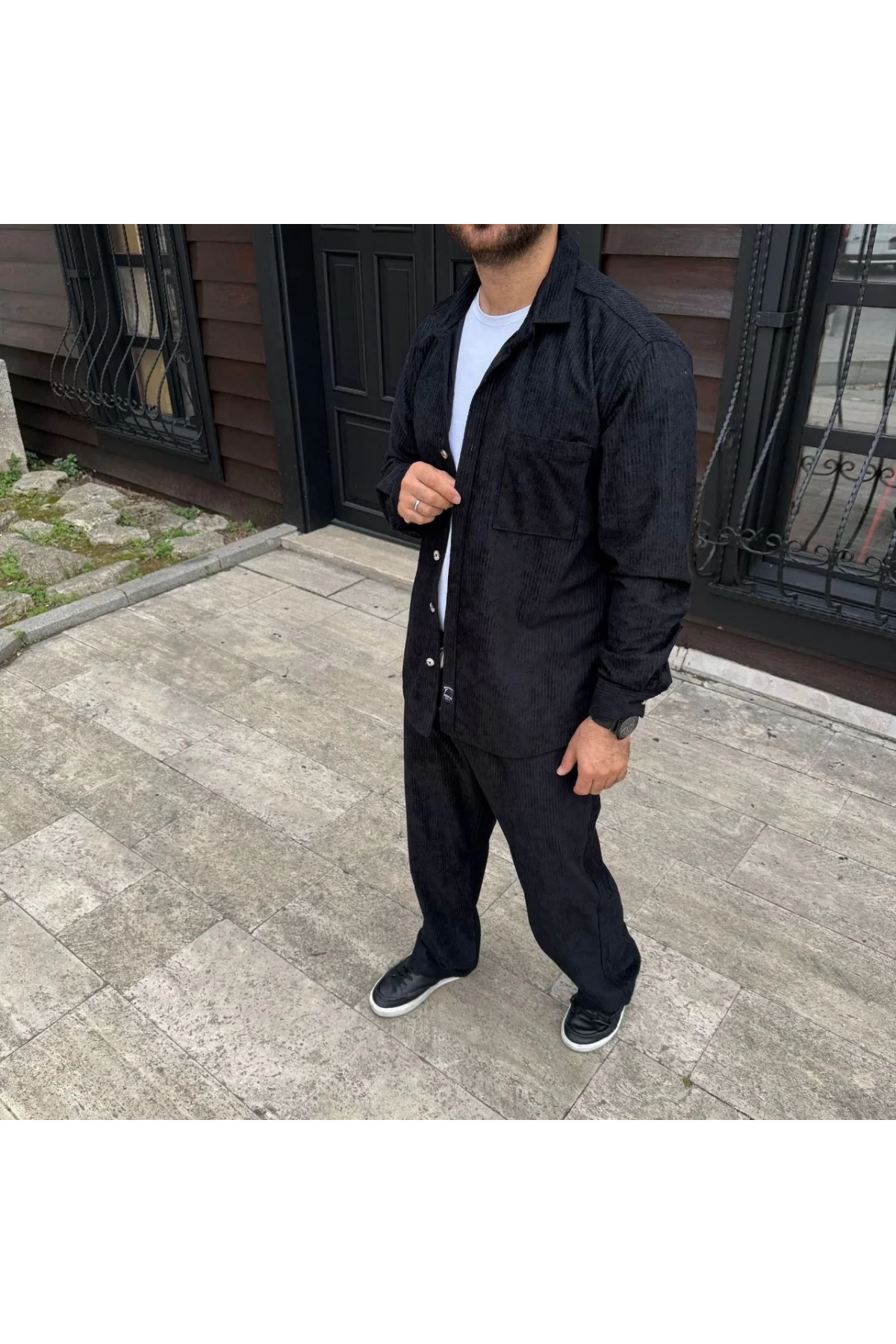 Erkek Kadife Oversize Takım – Gömlek ve Pantolon İkili Set Füme Corduroy Şıklığı, Rahat ve Zarif Duruş Yumuşak Dokulu Kadife Kumaş, Düğmeli Gömlek Üst ve Lastikli Pantolon Alt Parça ile Gün Boyu Konfor- Siyah