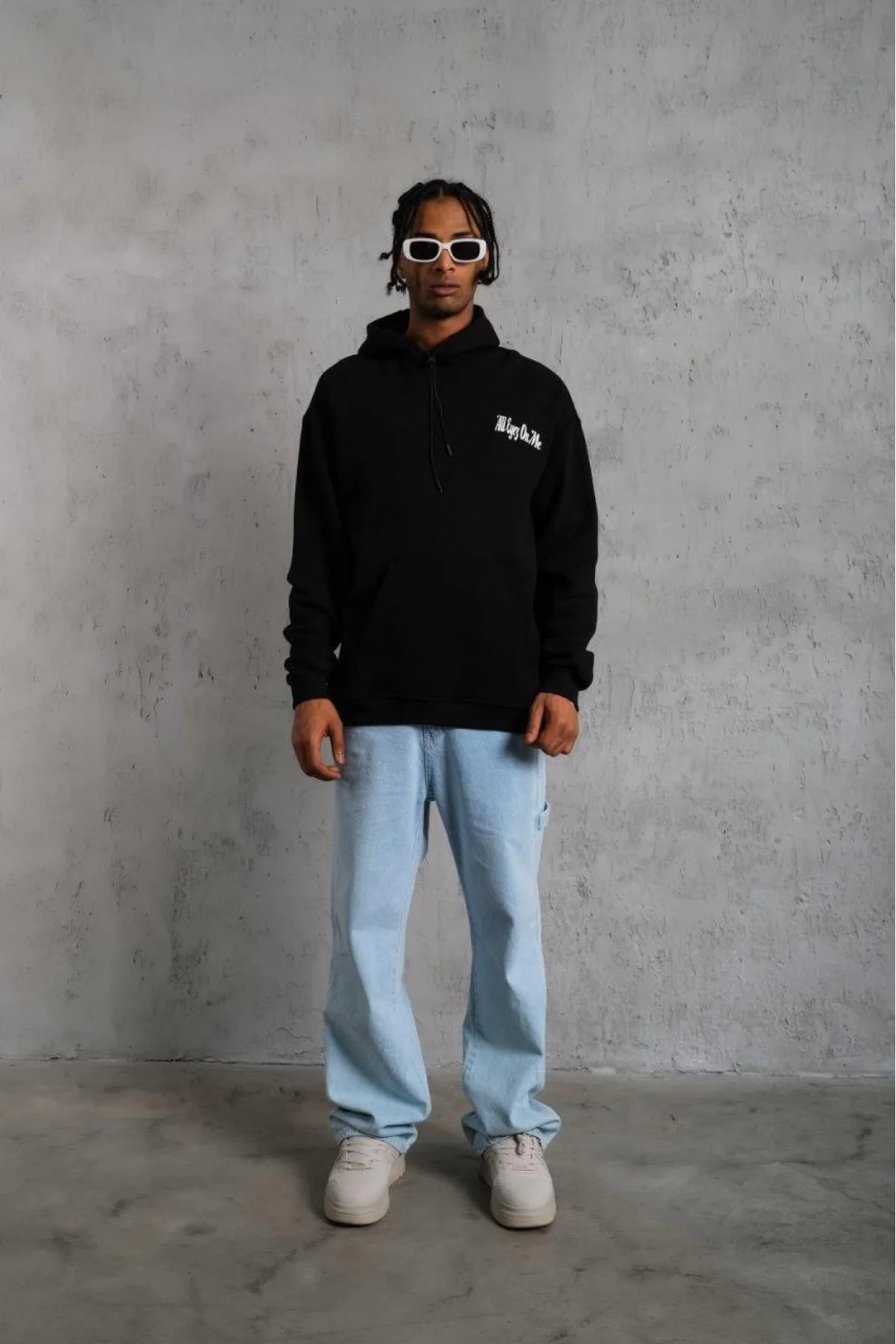 Erkek Oversize Üç İplik Kapüşonlu Sweat – Siyah Kol ve Etek Ribana Detaylı, Ön ve Sırt Baskılı, Kanguru Cepli Rahat Kalıp Model