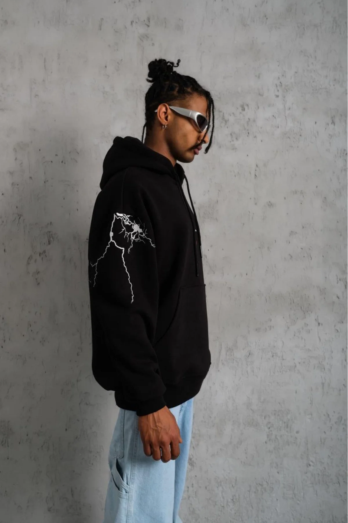 Erkek Oversize Üç İplik Kapüşonlu Sweatshirt – Siyah “Don’t Be Terrified” Ön, Sırt ve Kol Baskılı, Kanguru Cepli, Ribanalı Rahat Model- Siyah