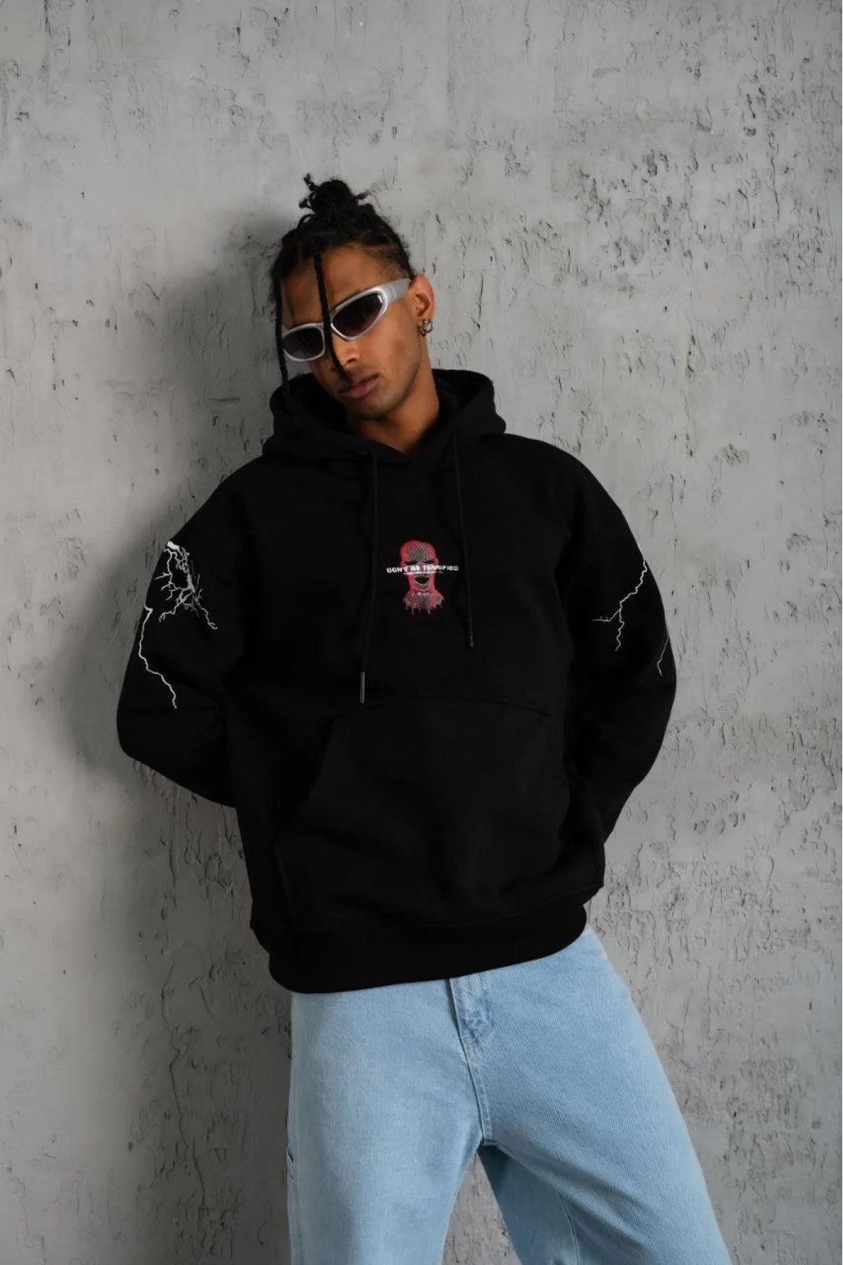 Erkek Oversize Üç İplik Kapüşonlu Sweatshirt – Siyah “Don’t Be Terrified” Ön, Sırt ve Kol Baskılı, Kanguru Cepli, Ribanalı Rahat Model- Siyah