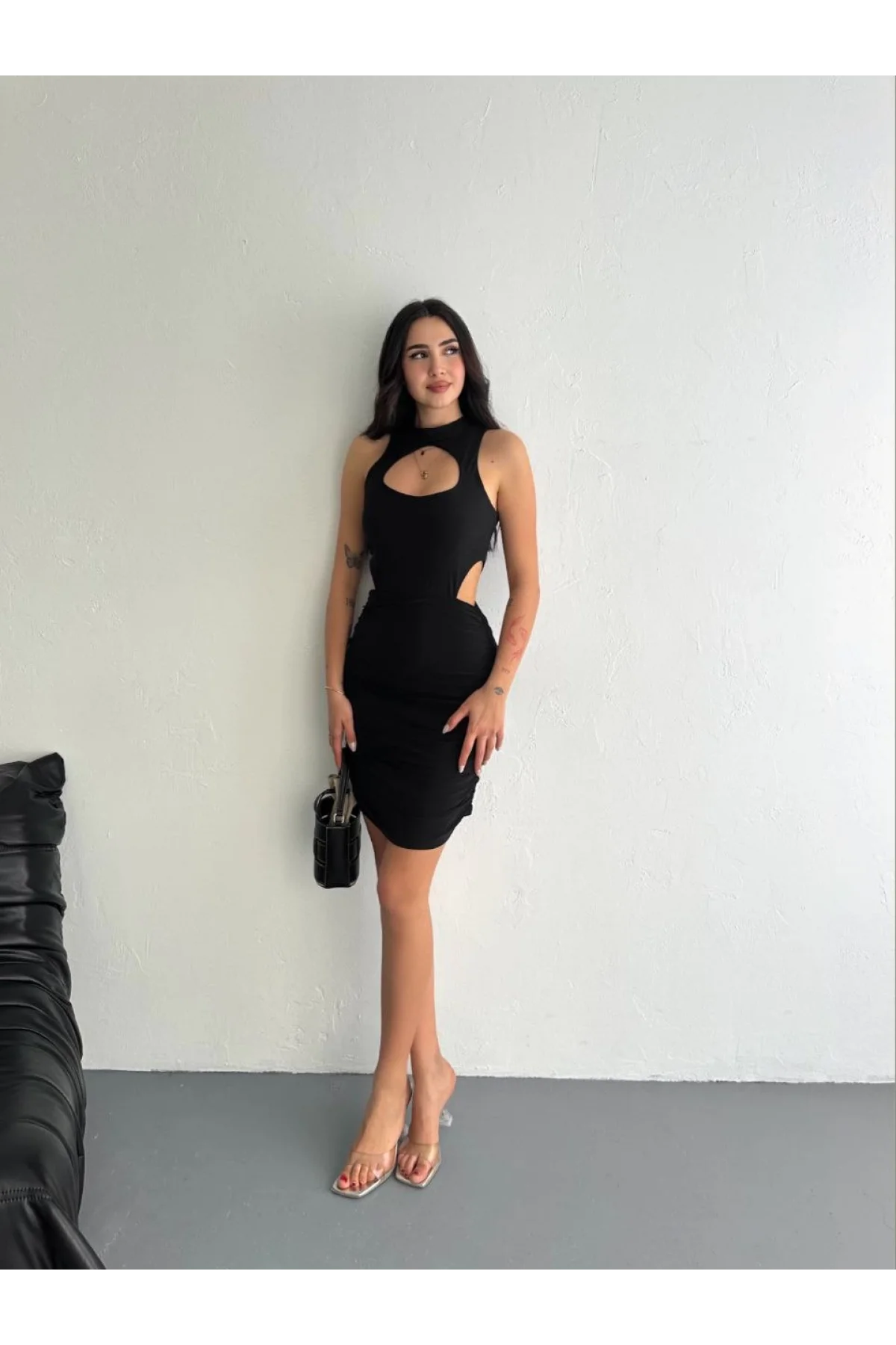 Göğüs ve Yanlar dekolteli Kolsuz Boy Elbise - Siyah