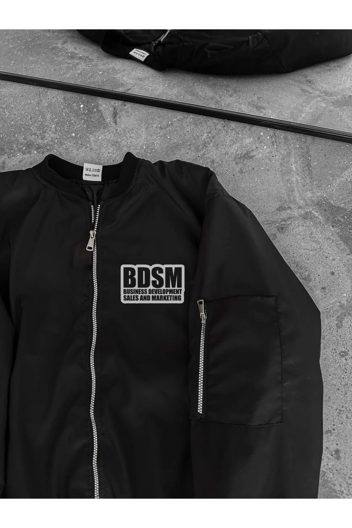 Erkek Siyah Bomber Mont – Fermuarlı, Cepli, Kapitone Astarlı, Göğüs Baskılı Tasarım Günlük Rahat Ceket - Siyah