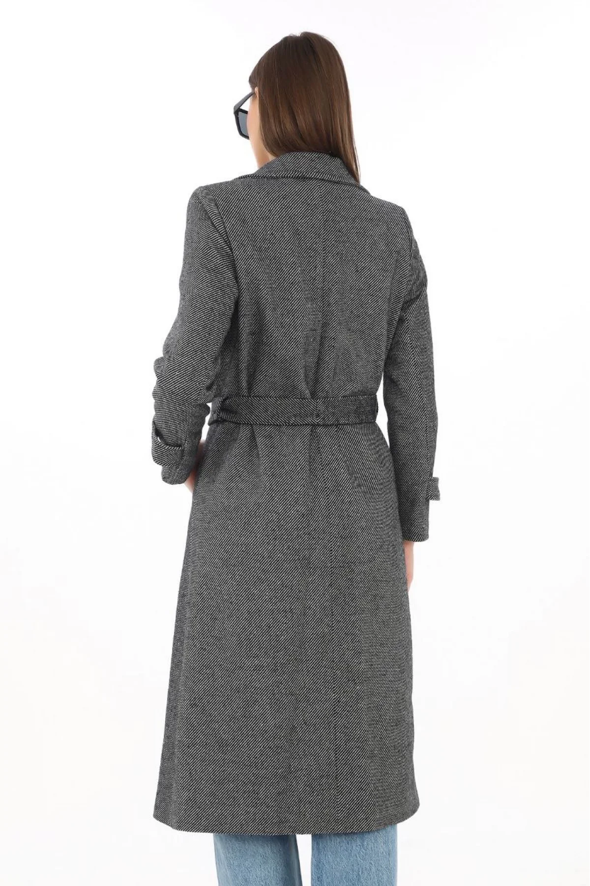 Kadın Balık Sırtı Kaşe Kaban – Uzun Boy Kruvaze Yaka Kuşaklı Astarlı Kışlık Tesettür Kaban, Yünlü Dokuma Kaşmir Kumaş, Cepli Rahat Oversize Kalıp Şık Modern Kaban Mont Modeli (Günlük ve Özel Gün Kombinlerine Uygun) - Füme