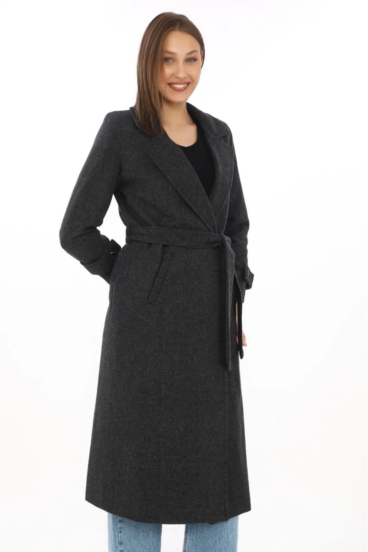 Kadın Balık Sırtı Kaşe Kaban – Uzun Boy Kruvaze Yaka Kuşaklı Astarlı Kışlık Tesettür Kaban, Yünlü Dokuma Kaşmir Kumaş, Cepli Rahat Oversize Kalıp Şık Modern Kaban Mont Modeli (Günlük ve Özel Gün Kombinlerine Uygun) - Siyah