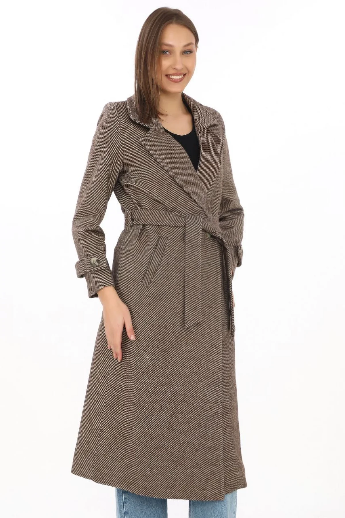 Kadın Balık Sırtı Kaşe Kaban – Uzun Boy Kruvaze Yaka Kuşaklı Astarlı Kışlık Tesettür Kaban, Yünlü Dokuma Kaşmir Kumaş, Cepli Rahat Oversize Kalıp Şık Modern Kaban Mont Modeli (Günlük ve Özel Gün Kombinlerine Uygun) - Vizon