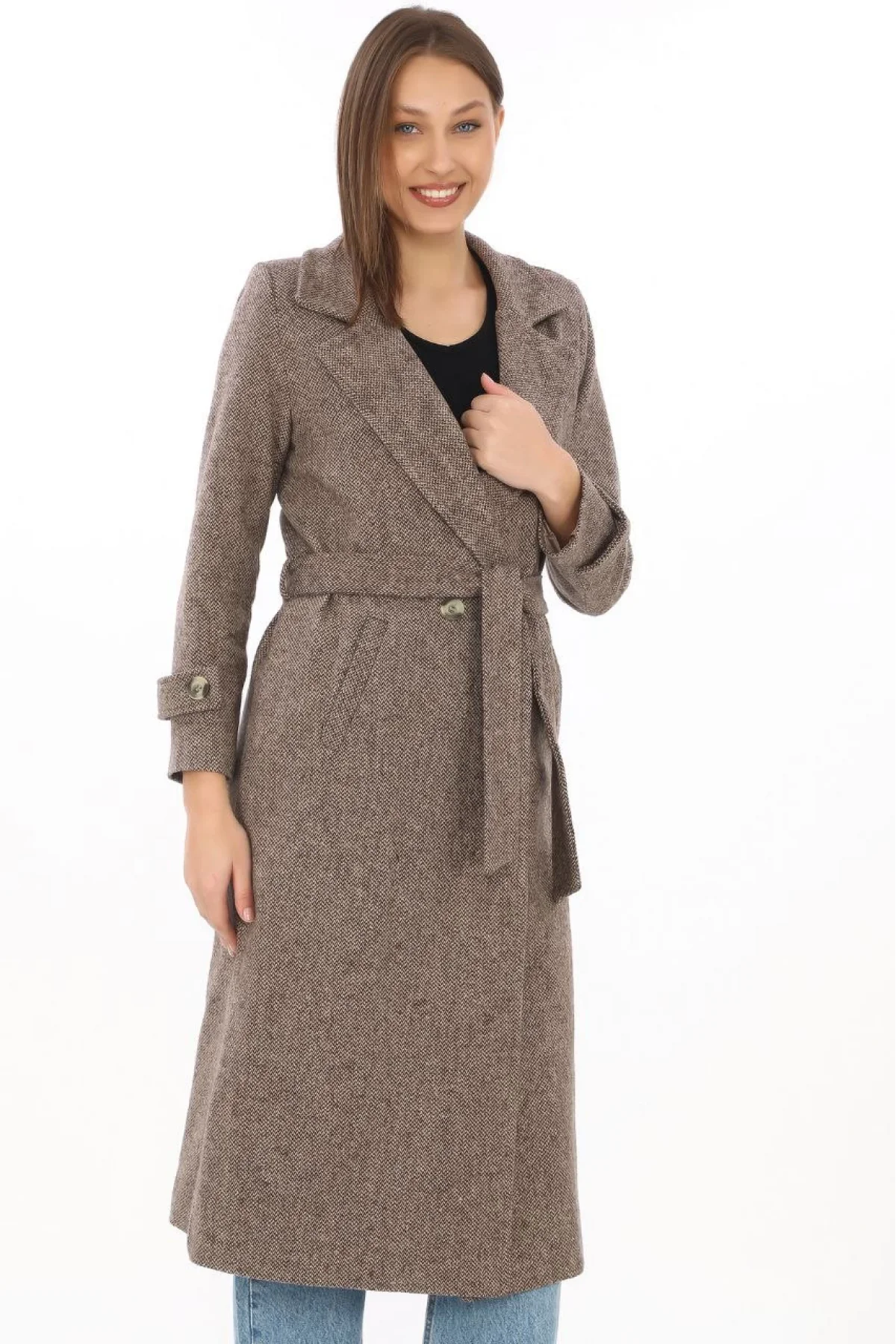 Kadın Balık Sırtı Kaşe Kaban – Uzun Boy Kruvaze Yaka Kuşaklı Astarlı Kışlık Tesettür Kaban, Yünlü Dokuma Kaşmir Kumaş, Cepli Rahat Oversize Kalıp Şık Modern Kaban Mont Modeli (Günlük ve Özel Gün Kombinlerine Uygun) - Vizon